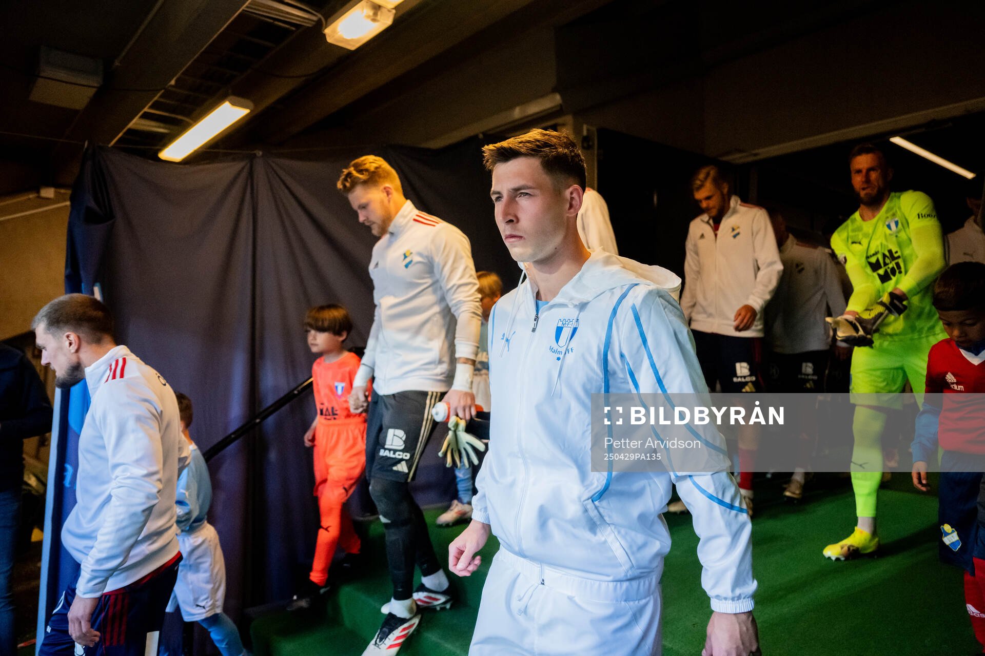 Malmö FFs Lasse Berg Johnsen gör entré inför fotbollsmatchen i Allsvenskan mellan Malmö FF och Öster den 29 april 2025 i Malmö. 
