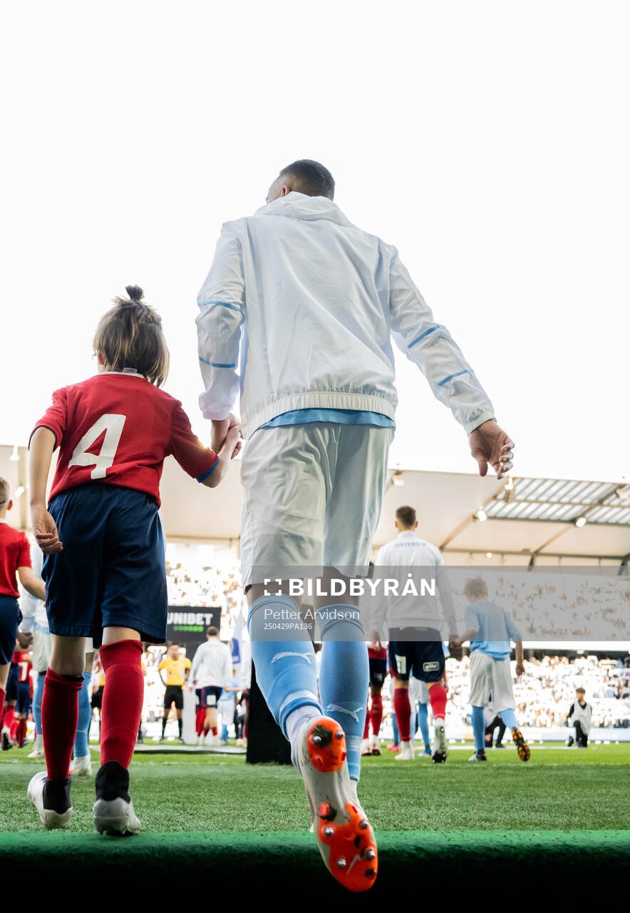 Malmö FFs Isaac Kiese Thelin gör entré inför fotbollsmatchen i Allsvenskan mellan Malmö FF och Öster den 29 april 2025 i Malmö. 