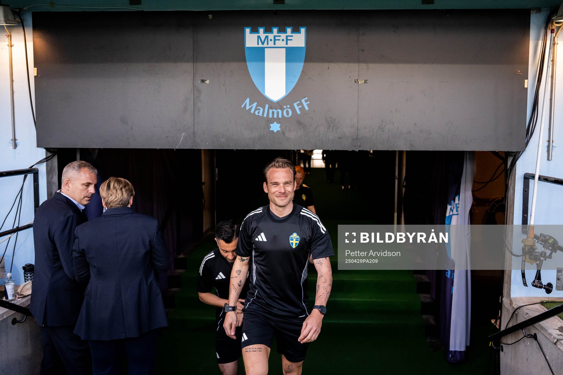 Fotbollsdomaren Kristoffer Karlsson och i bakgrunden