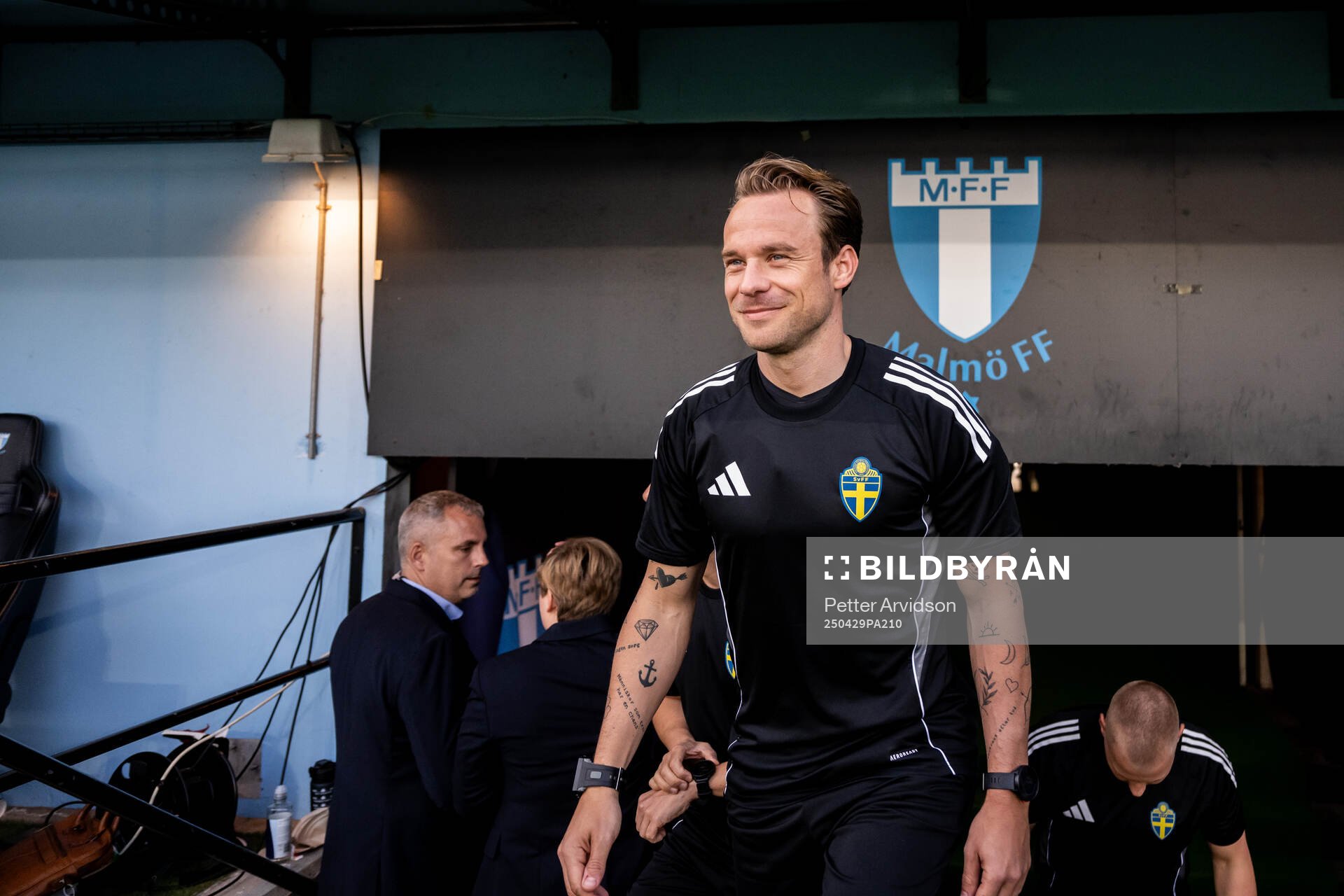 Fotbollsdomaren Kristoffer Karlsson går ut genom