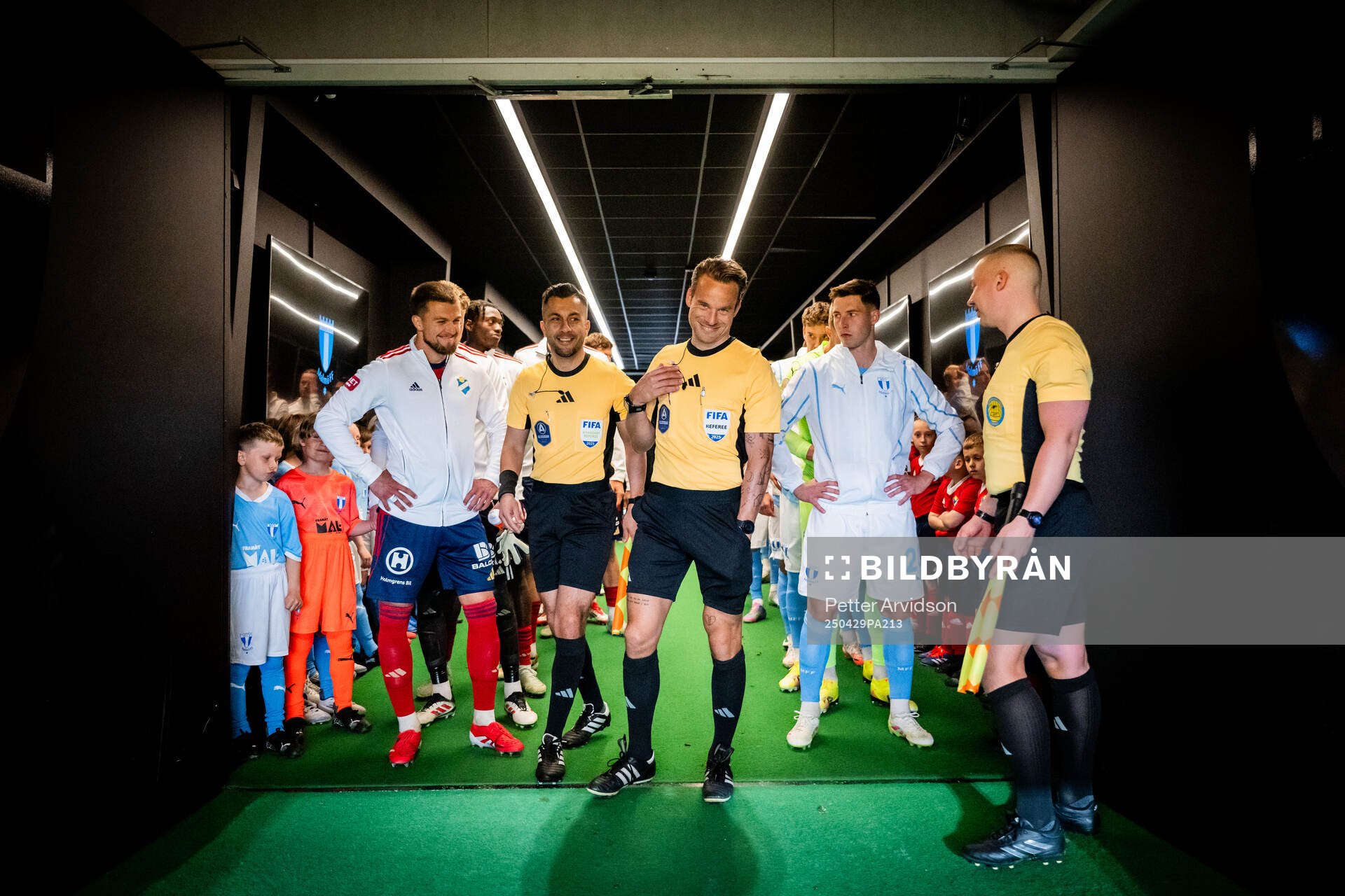 Fotbollsdomaren Kristoffer Karlsson i spelargången inför att lagen ska göra entre, till vänster linjedomare Mahbod Beigi och till höger linjedomare Anton Sjöberg, och till vänster står Östers Ivan Kricak och till höger Malmö FFs Lasse Berg Johnsen inför fotbollsmatchen i Allsvenskan mellan Malmö FF och Öster den 29 april 2025 i Malmö.