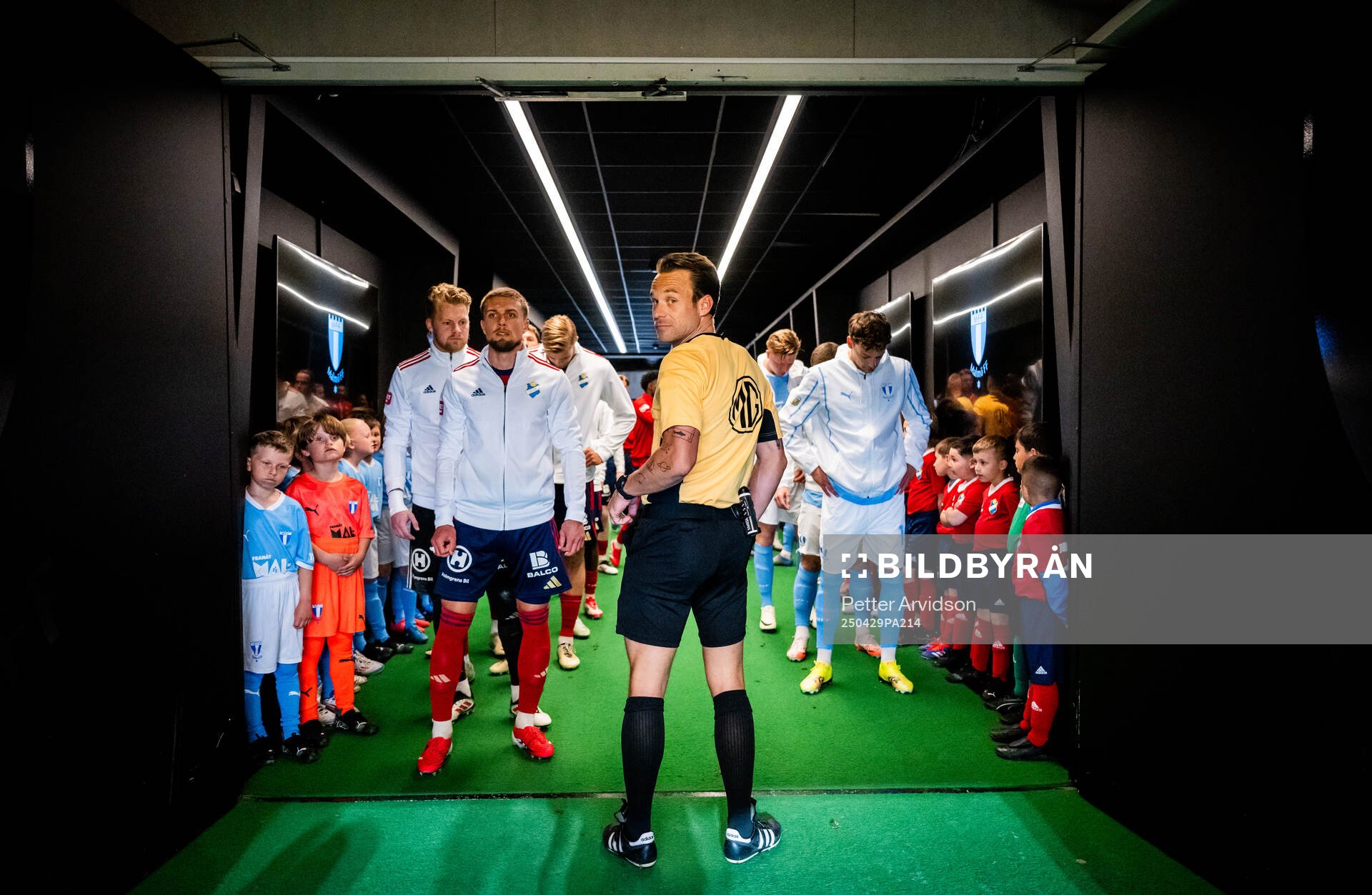 Fotbollsdomaren Kristoffer Karlsson i spelargången