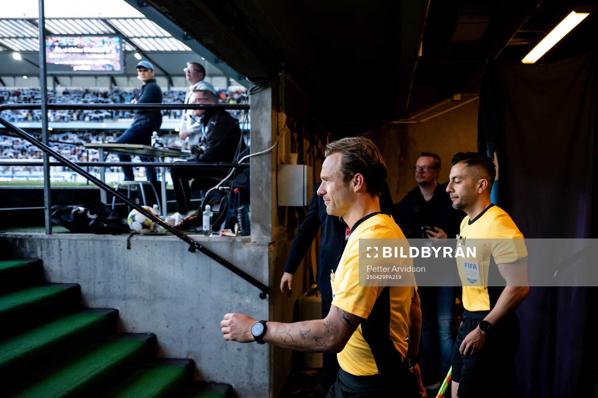 Fotbollsdomaren Kristoffer Karlsson gör entré ihop med linjedomare Mahbod Beigi inför fotbollsmatchen i Allsvenskan mellan Malmö FF och Öster den 29 april 2025 i Malmö.