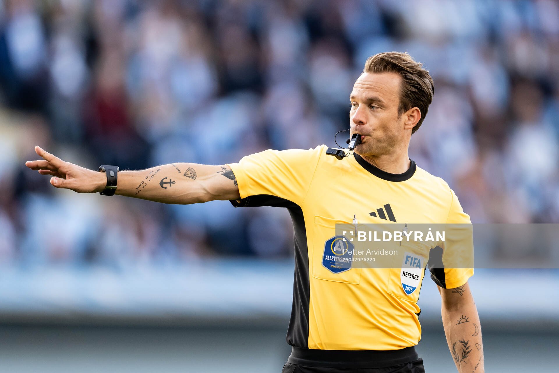 Fotbollsdomaren Kristoffer Karlsson under fotbollsmatchen i Allsvenskan mellan Malmö FF och Öster den 29 april 2025 i Malmö. 