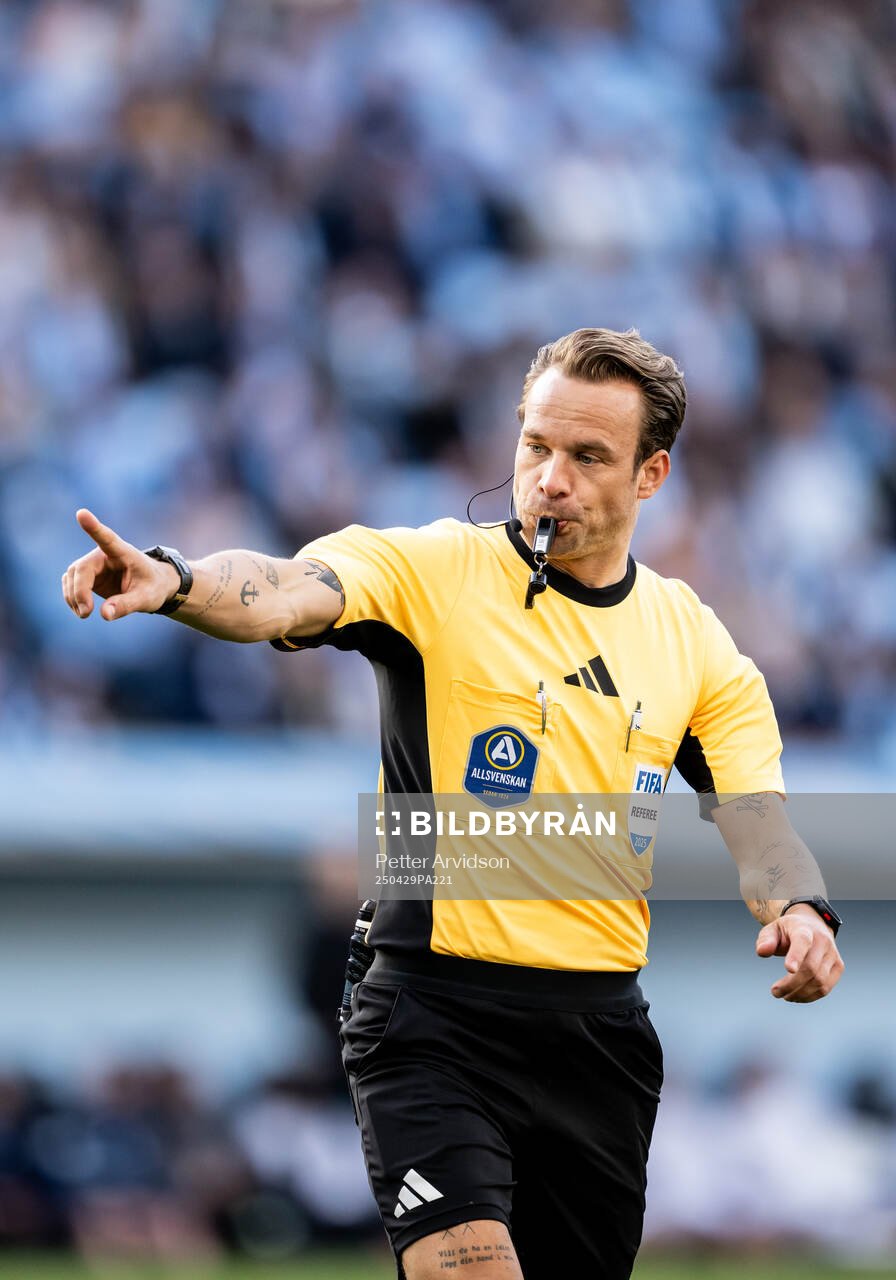 Fotbollsdomaren Kristoffer Karlsson under fotbollsmatchen i Allsvenskan mellan Malmö FF och Öster den 29 april 2025 i Malmö. 