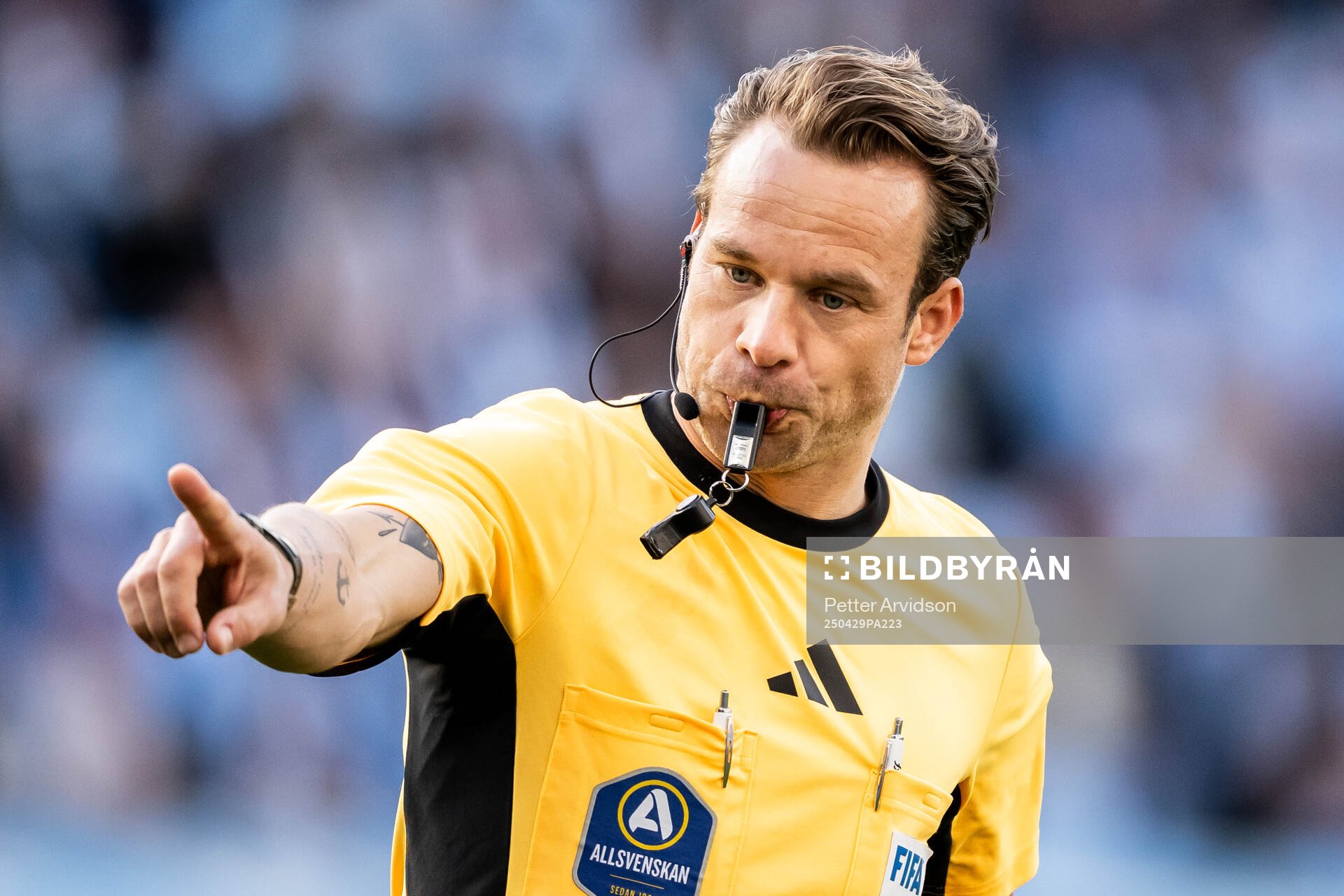 Fotbollsdomaren Kristoffer Karlsson under fotbollsmatchen i Allsvenskan mellan Malmö FF och Öster den 29 april 2025 i Malmö. 