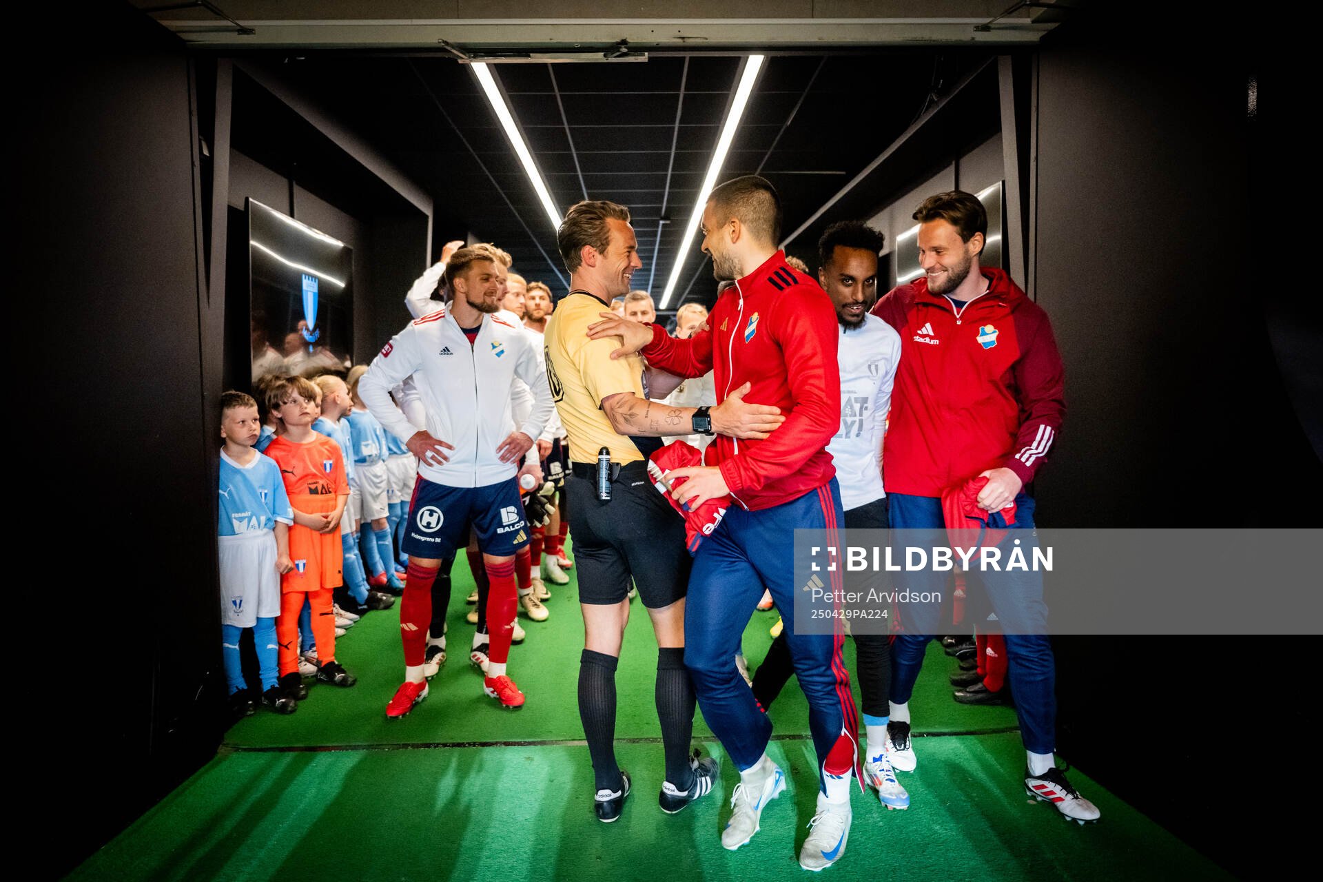Fotbollsdomaren Kristoffer Karlsson hälsar på Östers Vladimir Rodic i spelargången inför att lagen ska göra entre inför fotbollsmatchen i Allsvenskan mellan Malmö FF och Öster den 29 april 2025 i Malmö.