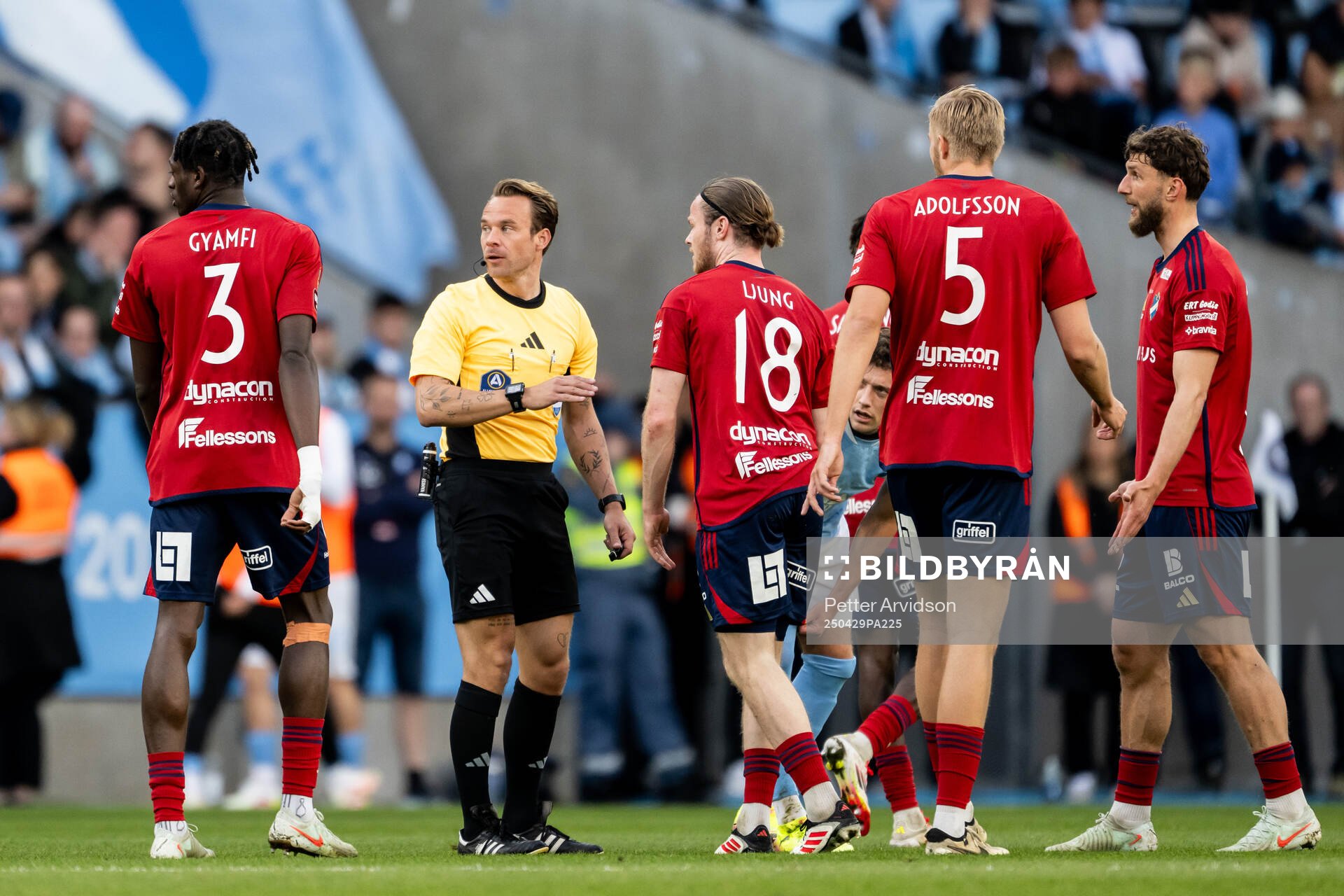 Fotbollsdomaren Kristoffer Karlsson under fotbollsmatchen i Allsvenskan mellan Malmö FF och Öster den 29 april 2025 i Malmö. 