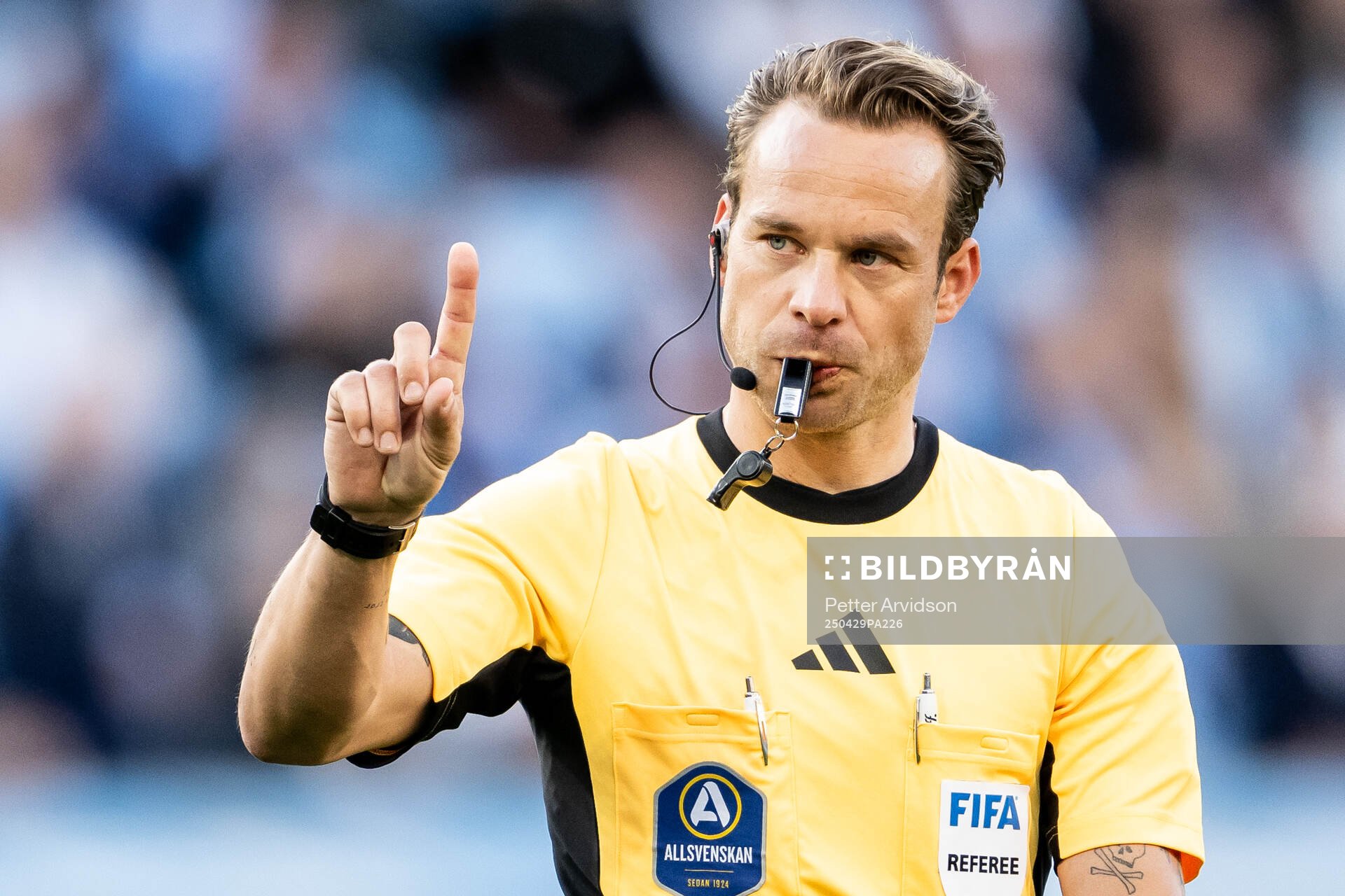 Fotbollsdomaren Kristoffer Karlsson under fotbollsmatchen i Allsvenskan mellan Malmö FF och Öster den 29 april 2025 i Malmö. 