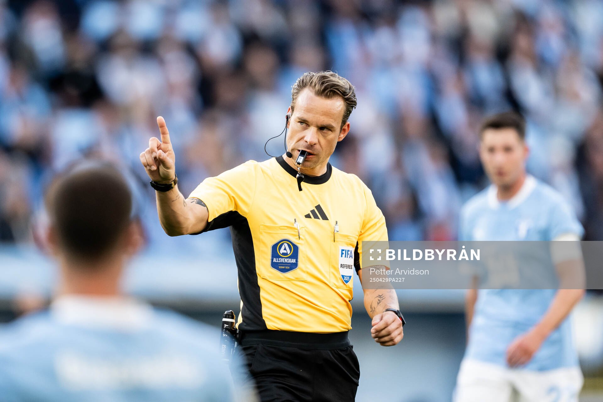 Fotbollsdomaren Kristoffer Karlsson under fotbollsmatchen i Allsvenskan mellan Malmö FF och Öster den 29 april 2025 i Malmö. 