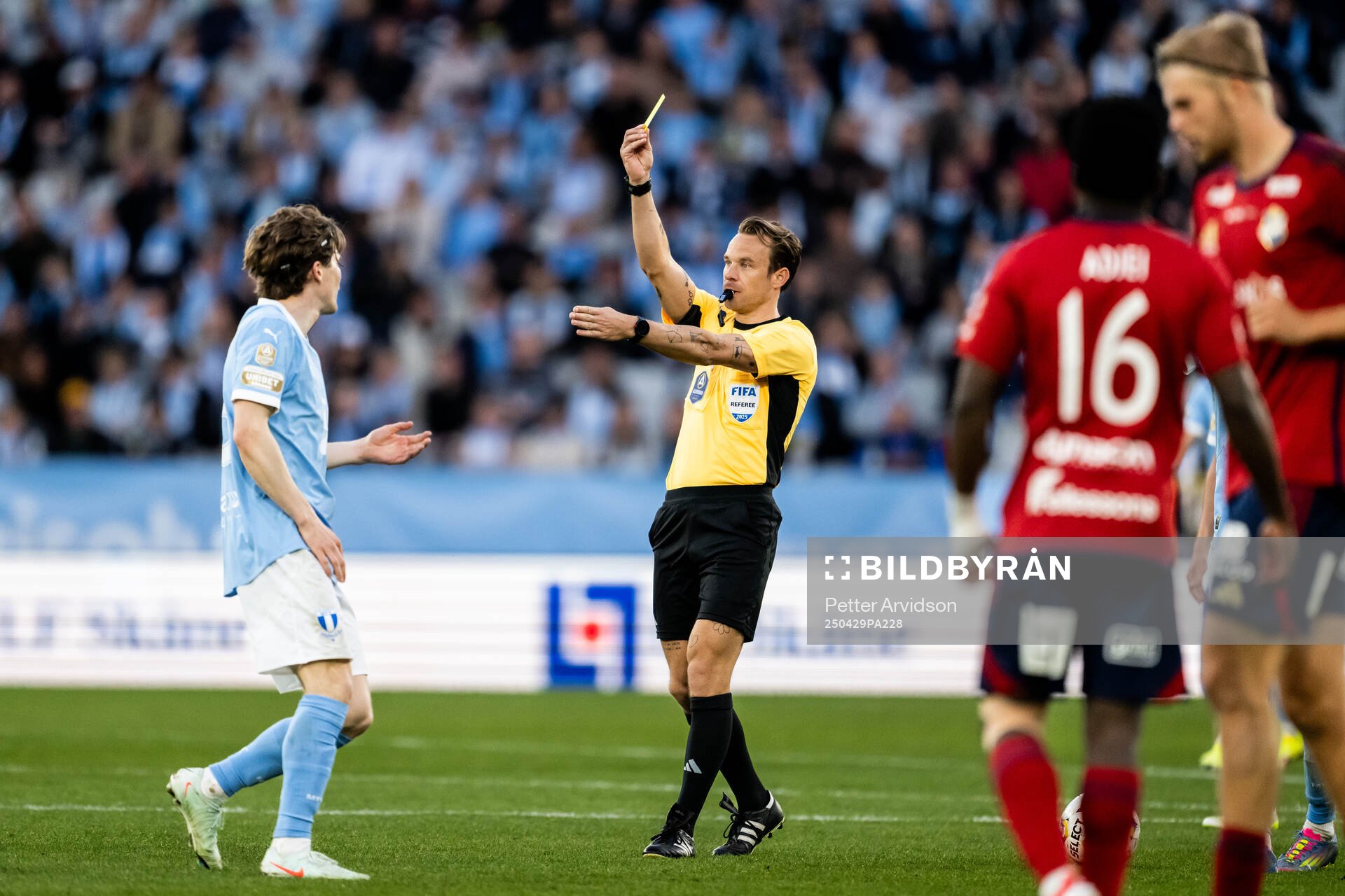 Fotbollsdomaren Kristoffer Karlsson under fotbollsmatchen i Allsvenskan mellan Malmö FF och Öster den 29 april 2025 i Malmö. 
