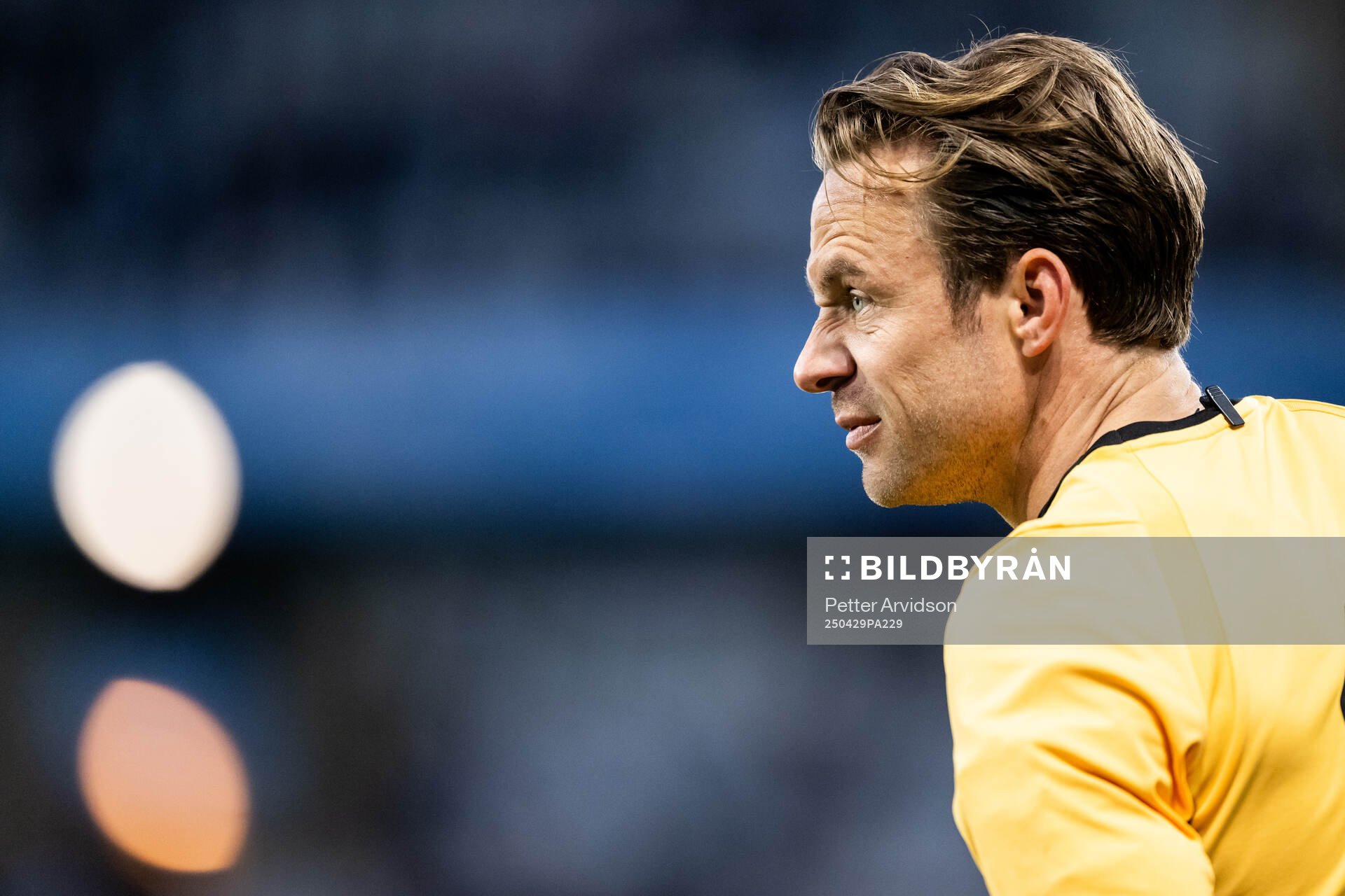 Fotbollsdomaren Kristoffer Karlsson under fotbollsmatchen i Allsvenskan mellan Malmö FF och Öster den 29 april 2025 i Malmö. 