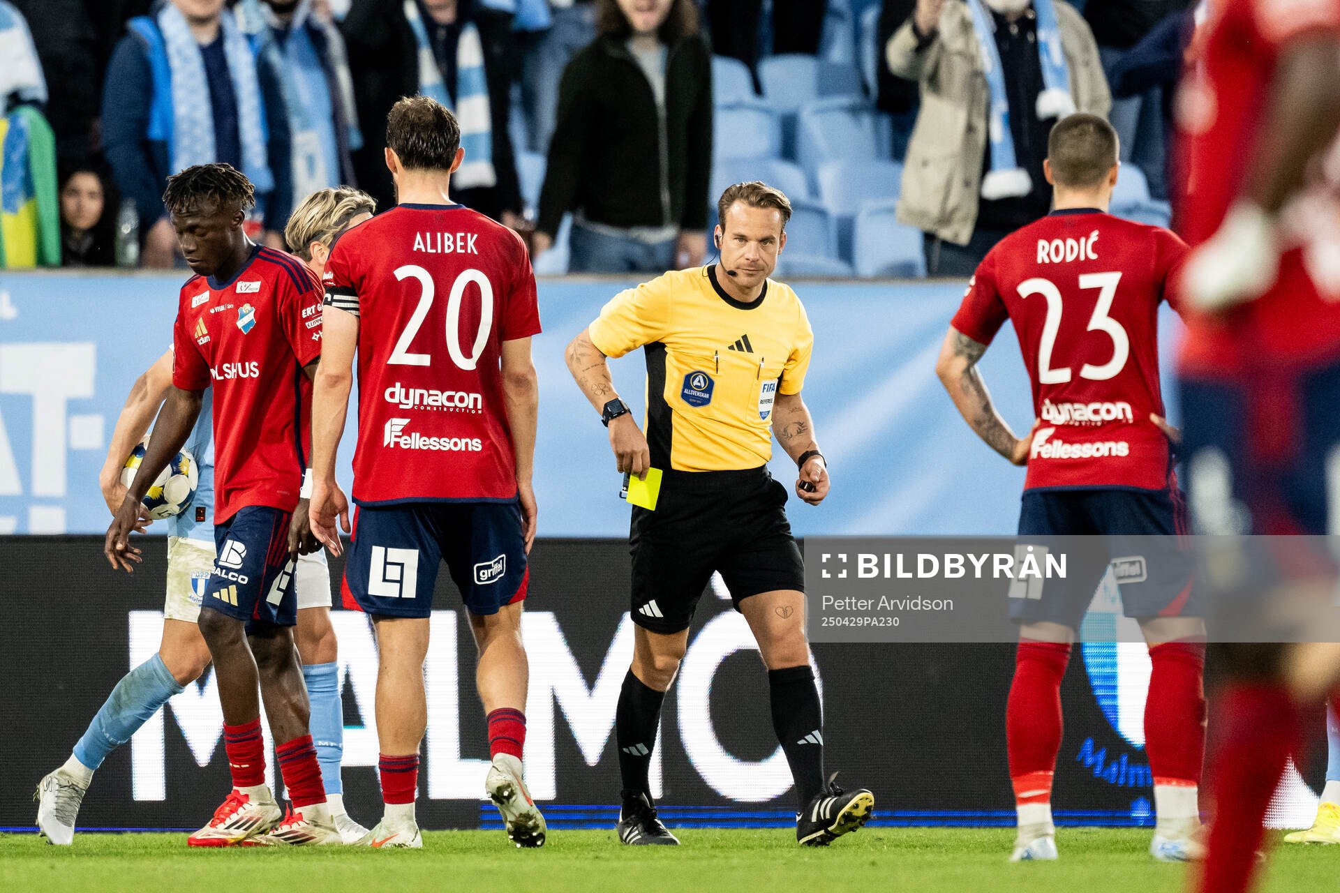 Fotbollsdomaren Kristoffer Karlsson under fotbollsmatchen i Allsvenskan mellan Malmö FF och Öster den 29 april 2025 i Malmö. 