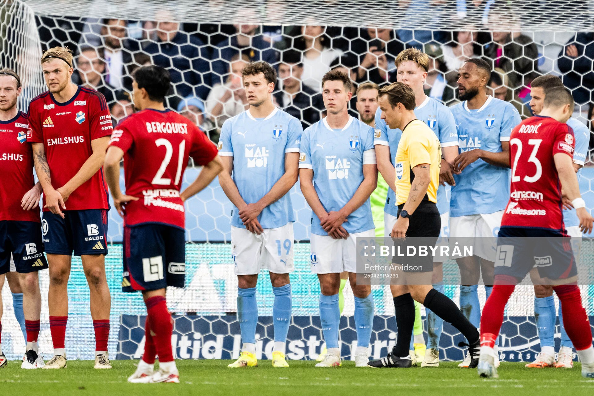 Fotbollsdomaren Kristoffer Karlsson kontrollerar Malmö FFs Colin Rösler, Lasse Berg Johnsen, Nils Zätterström och Isaac Kiese Thelin som står i mur inför en frispark under fotbollsmatchen i Allsvenskan mellan Malmö FF och Öster den 29 april 2025 i Malmö.