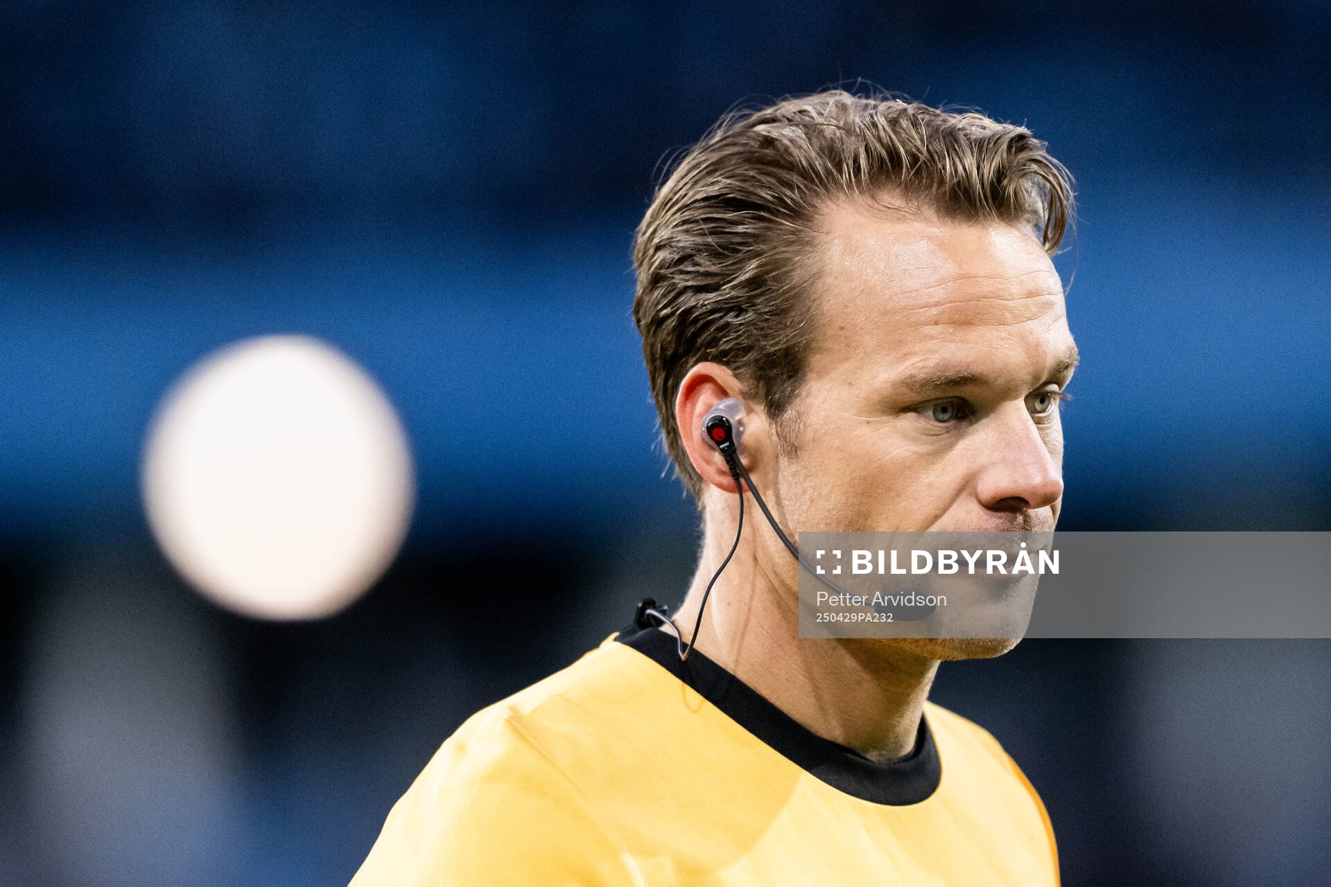 Fotbollsdomaren Kristoffer Karlsson under fotbollsmatchen i Allsvenskan mellan Malmö FF och Öster den 29 april 2025 i Malmö. 