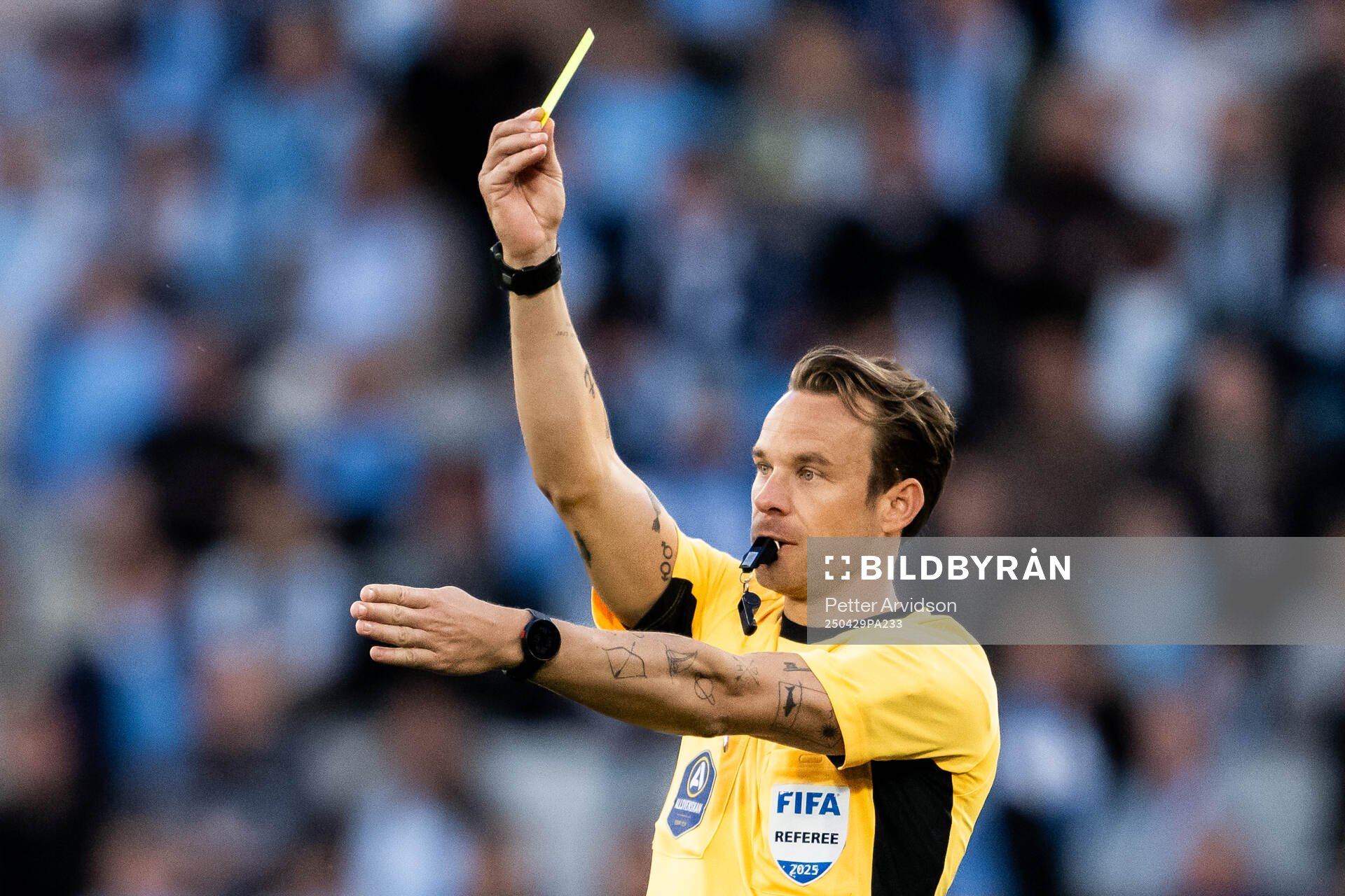 Fotbollsdomaren Kristoffer Karlsson under fotbollsmatchen i Allsvenskan mellan Malmö FF och Öster den 29 april 2025 i Malmö. 