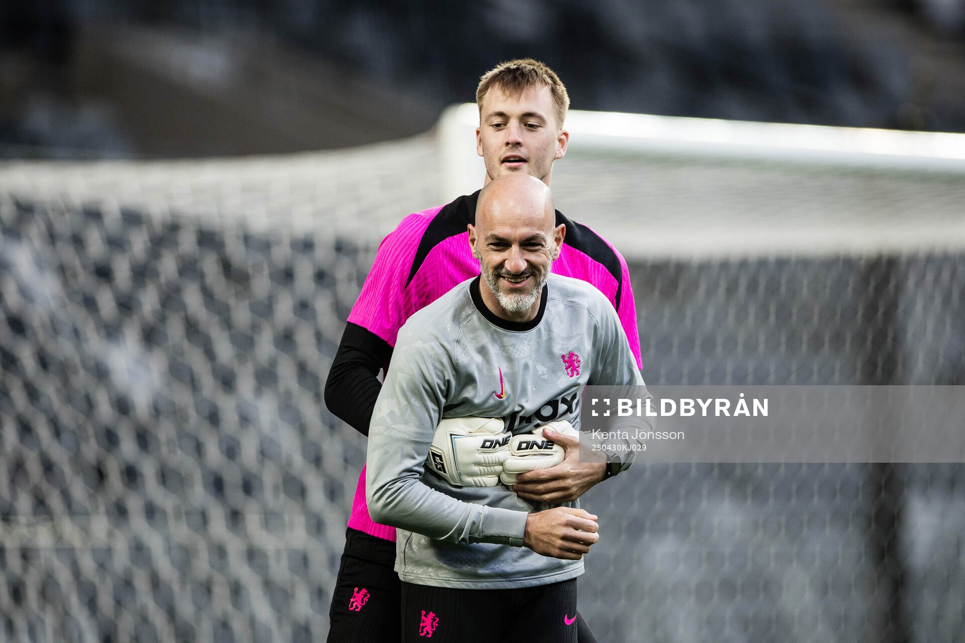 Goalkeeper Lucas Bergström and goalkeeper coach Michele De Bernardin during a training session with Chelsea on April 30, 2025 in Stockholm. 
