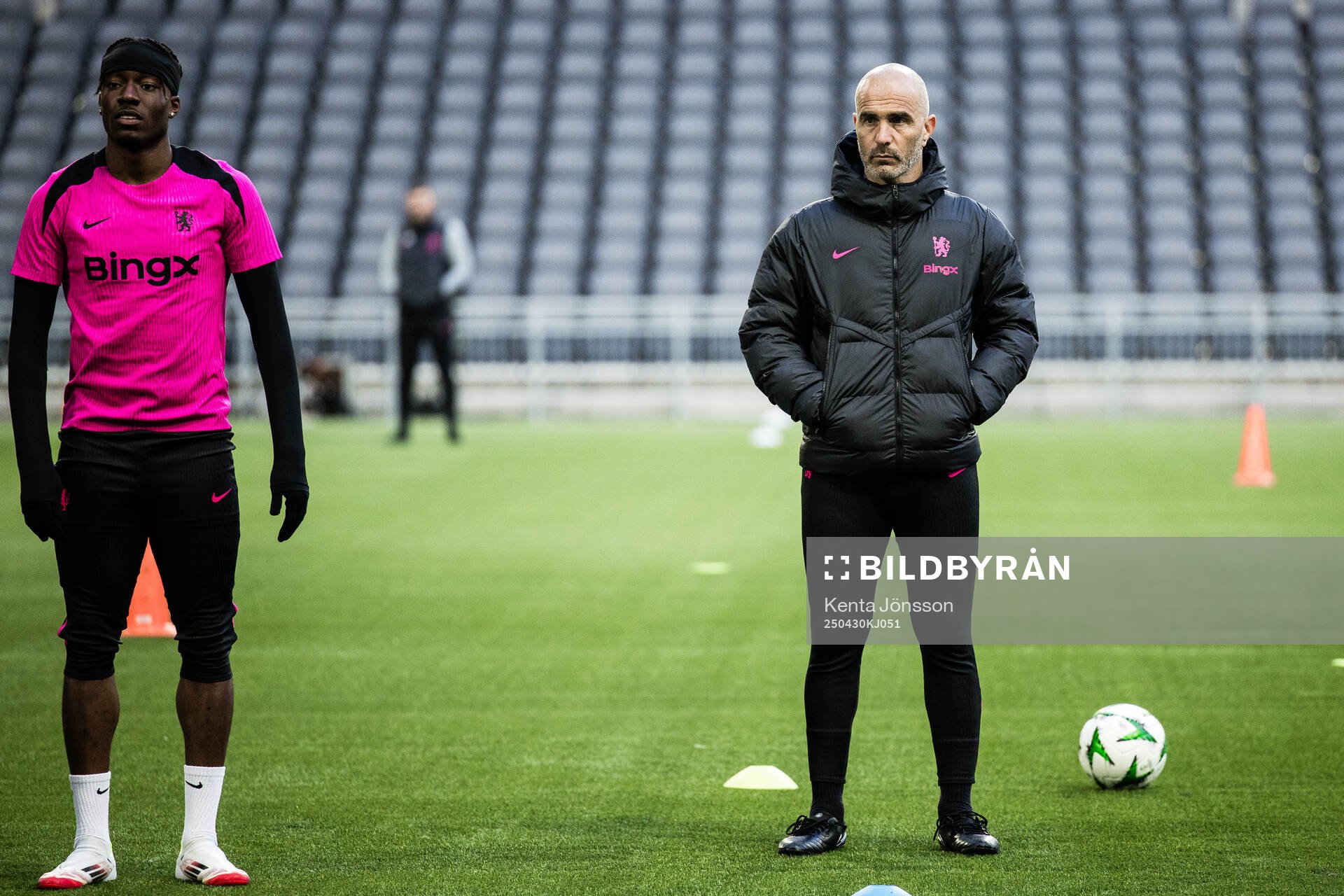 Noni Madueke and coach Enzo Maresca during a training session with Chelsea on April 30, 2025 in Stockholm. 