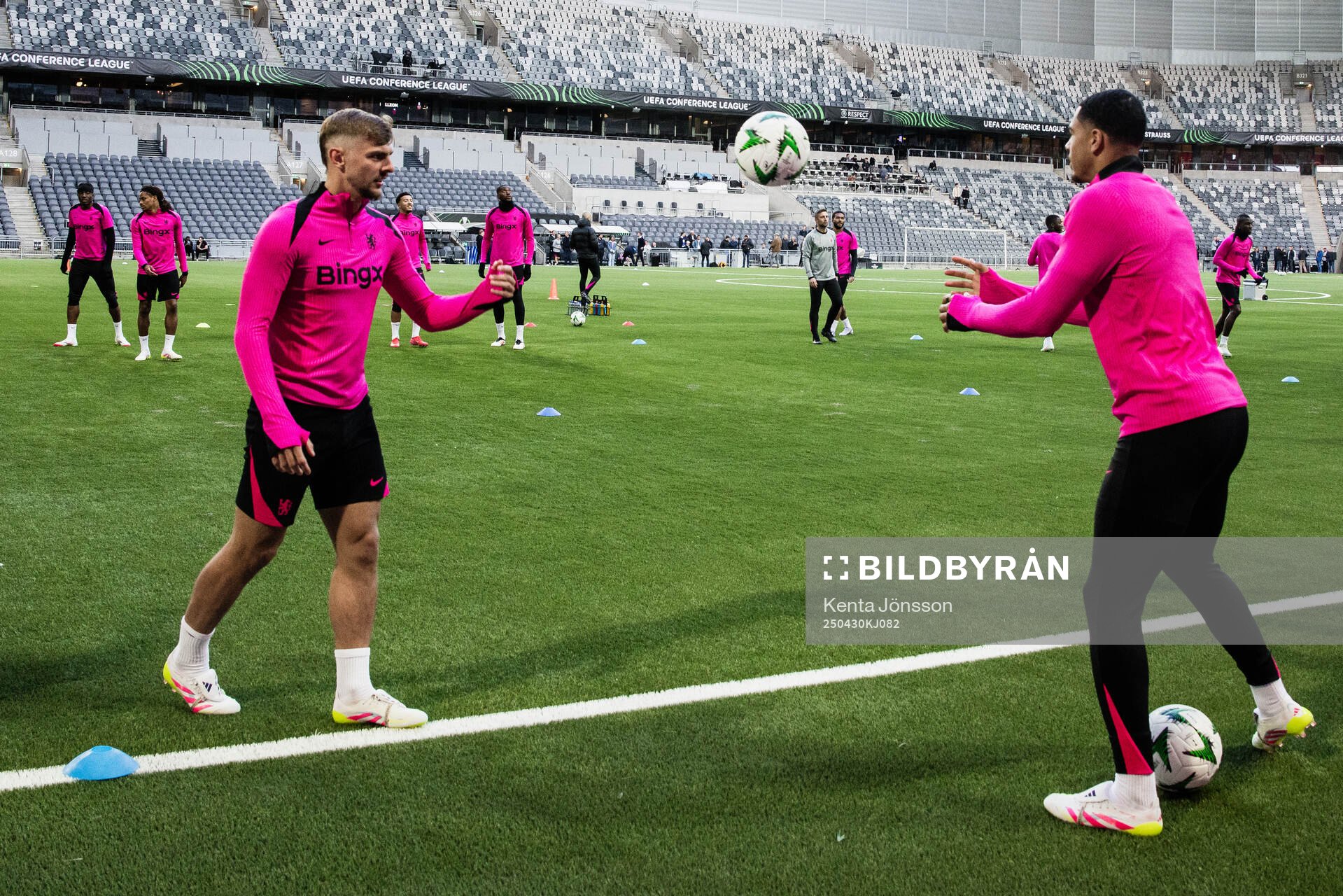 Kiernan Dewsbury-Hall with teammates during a training session with Chelsea on April 30, 2025 in Stockholm. 