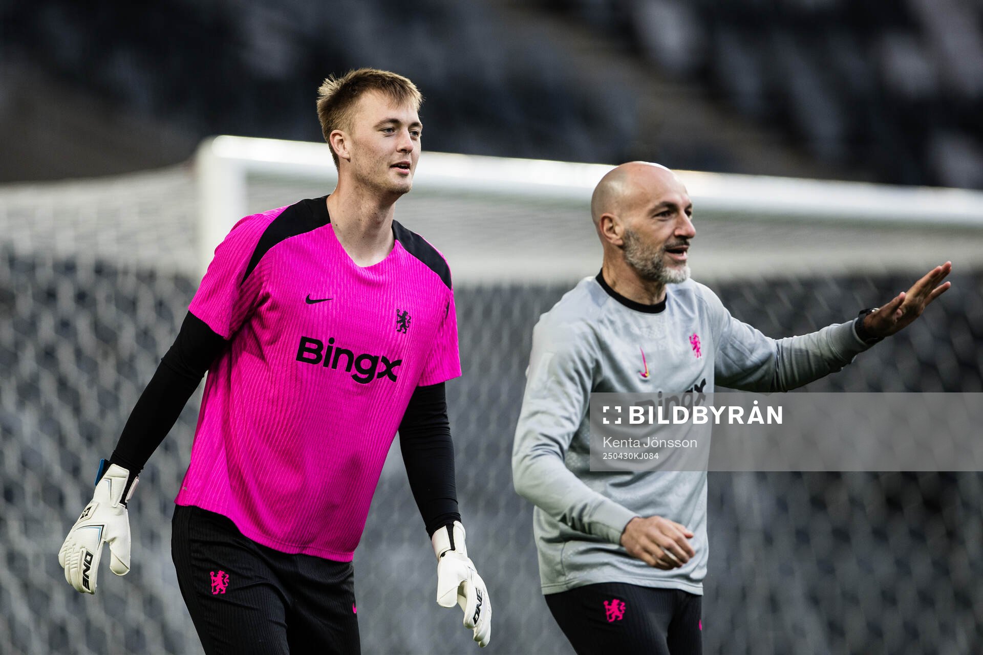 Goalkeeper Lucas Bergström and goalkeeper coach Michele De Bernardin during a training session with Chelsea on April 30, 2025 in Stockholm.