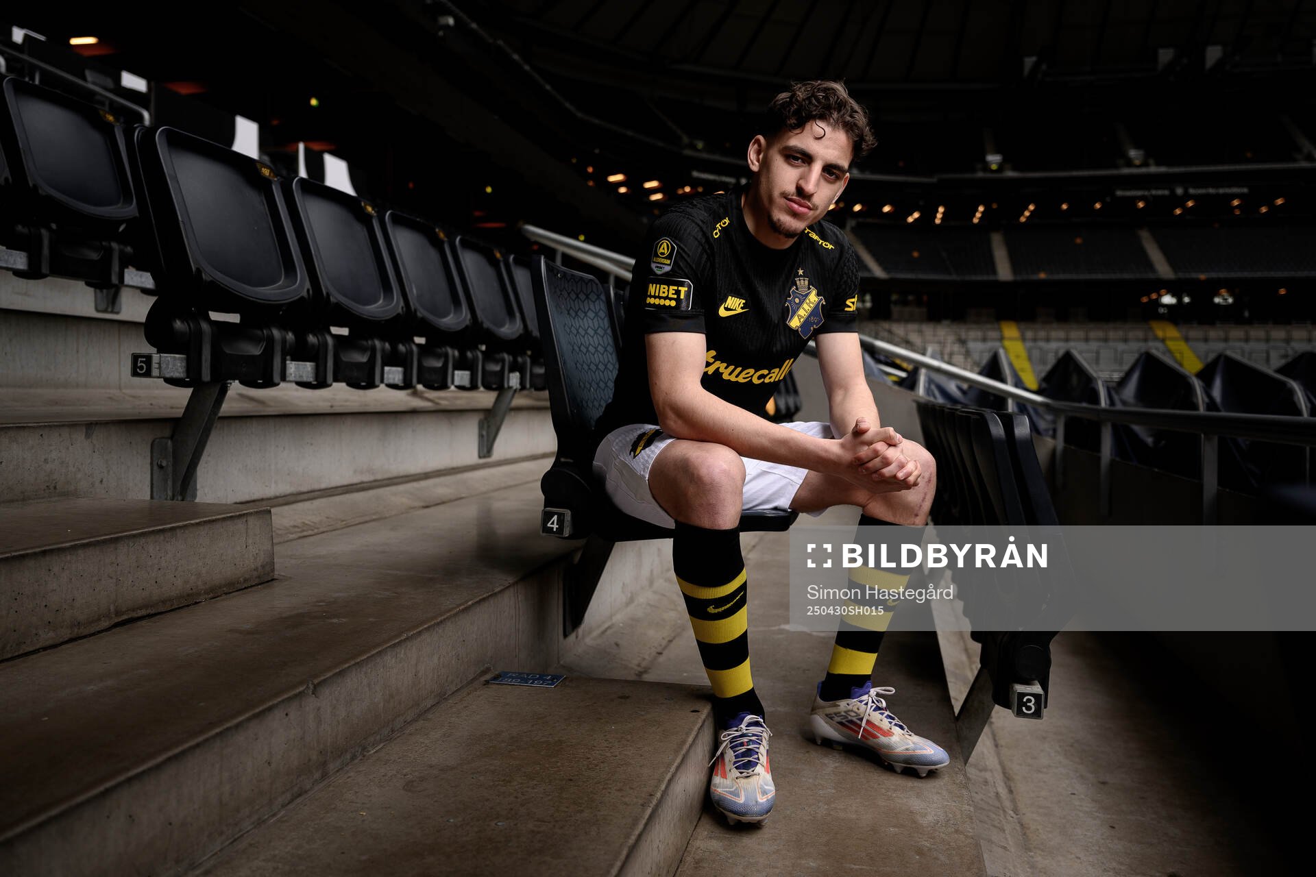 AIK:s Taha Ayari poserar för porträtt under en fotografering den 30 april 2025 i Stockholm. 