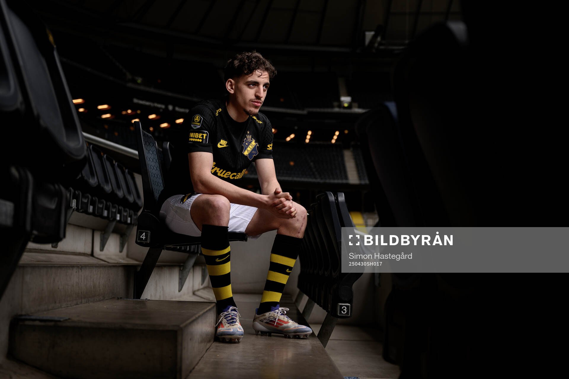 AIK:s Taha Ayari poserar för porträtt under en fotografering den 30 april 2025 i Stockholm. 