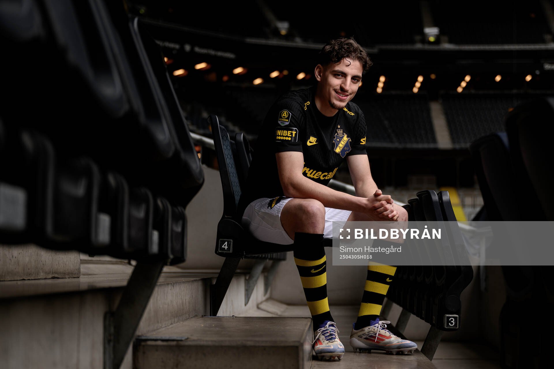 AIK:s Taha Ayari poserar för porträtt under en fotografering den 30 april 2025 i Stockholm. 
