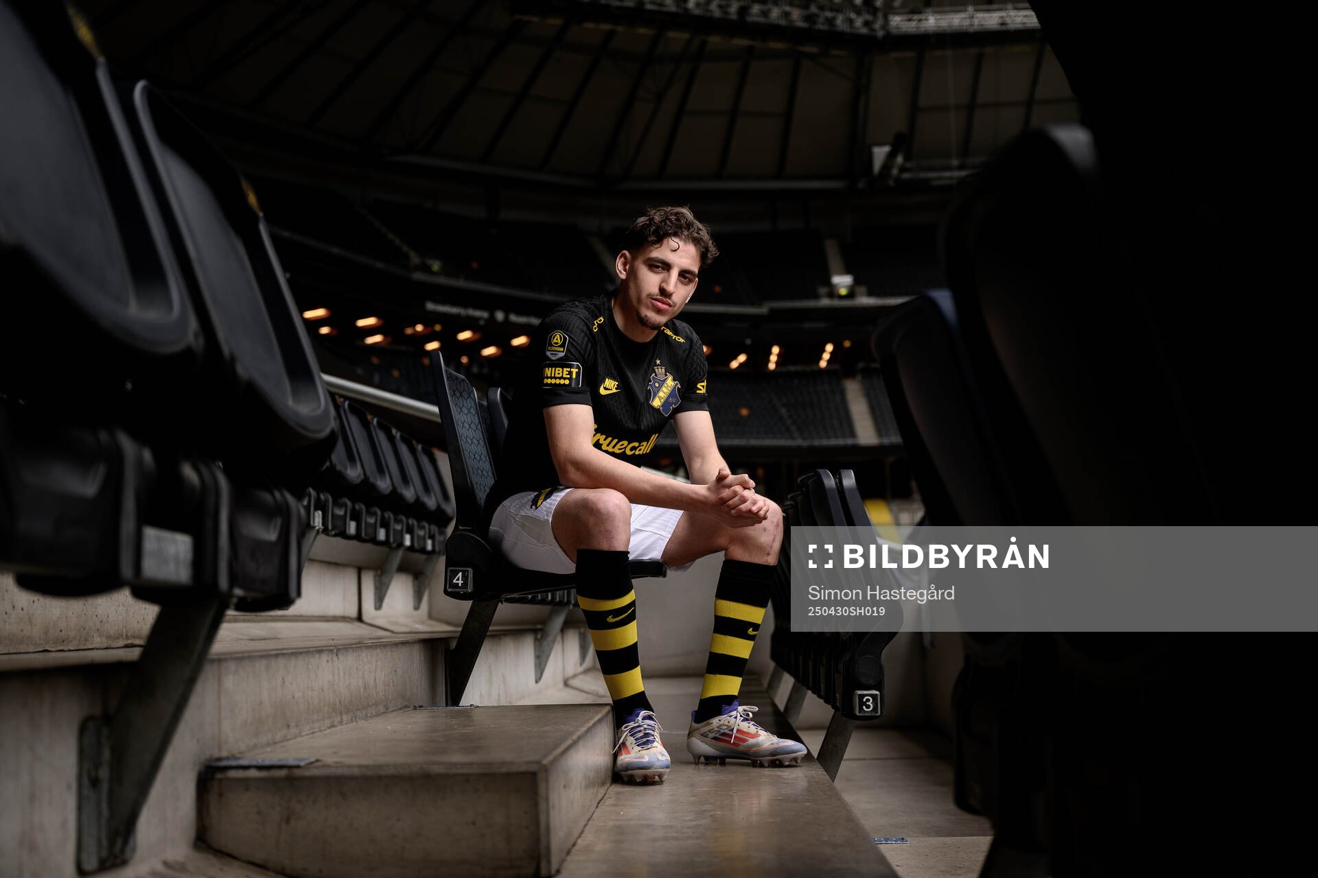 AIK:s Taha Ayari poserar för porträtt under en fotografering den 30 april 2025 i Stockholm. 