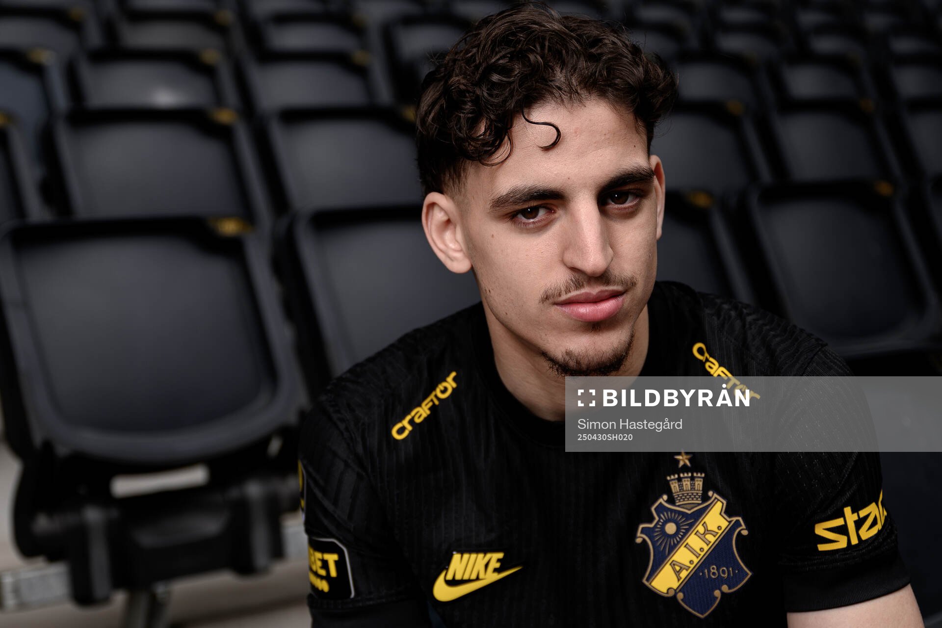 AIK:s Taha Ayari poserar för porträtt under en fotografering den 30 april 2025 i Stockholm. 