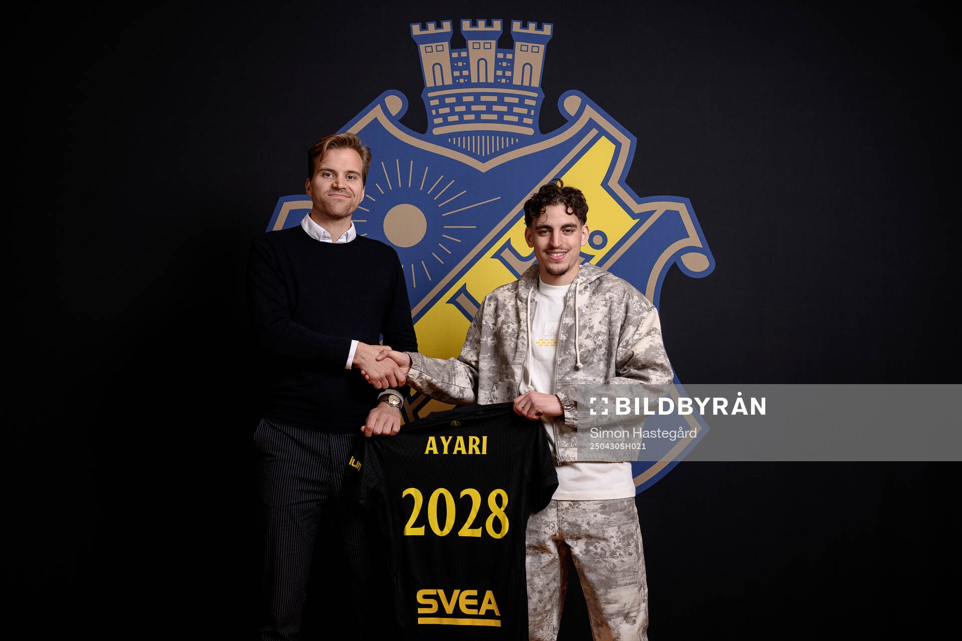 AIK:s Scout- och rekryteringschefen Fredrik Wisur Hansen och Taha Ayari poserar för porträtt under en fotografering den 30 april 2025 i Stockholm.