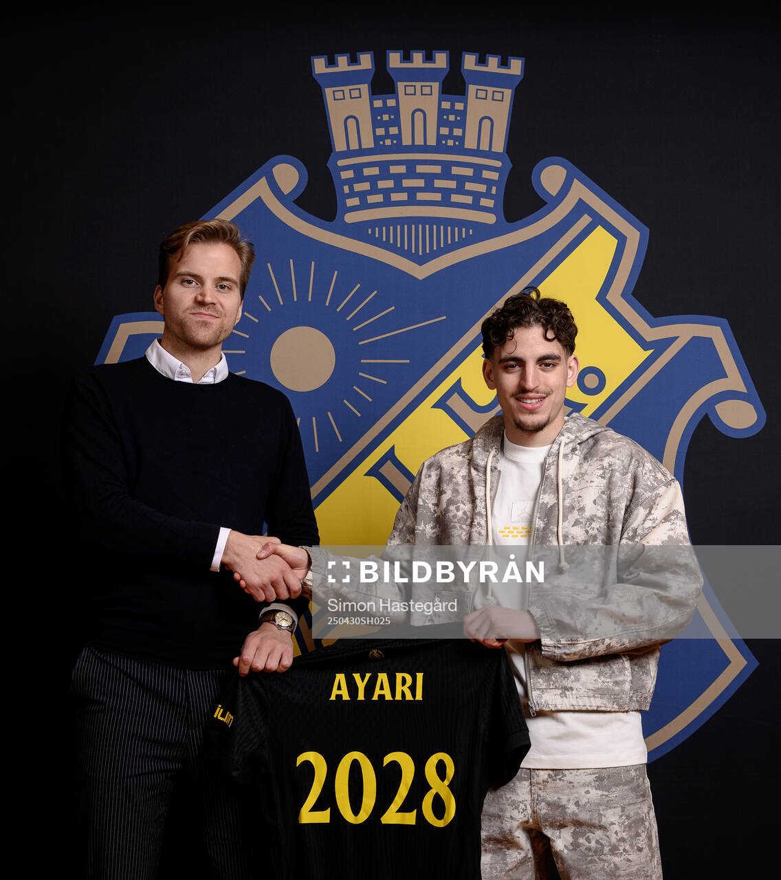 AIK:s Scout- och rekryteringschefen Fredrik Wisur Hansen och Taha Ayari poserar för porträtt under en fotografering den 30 april 2025 i Stockholm. 