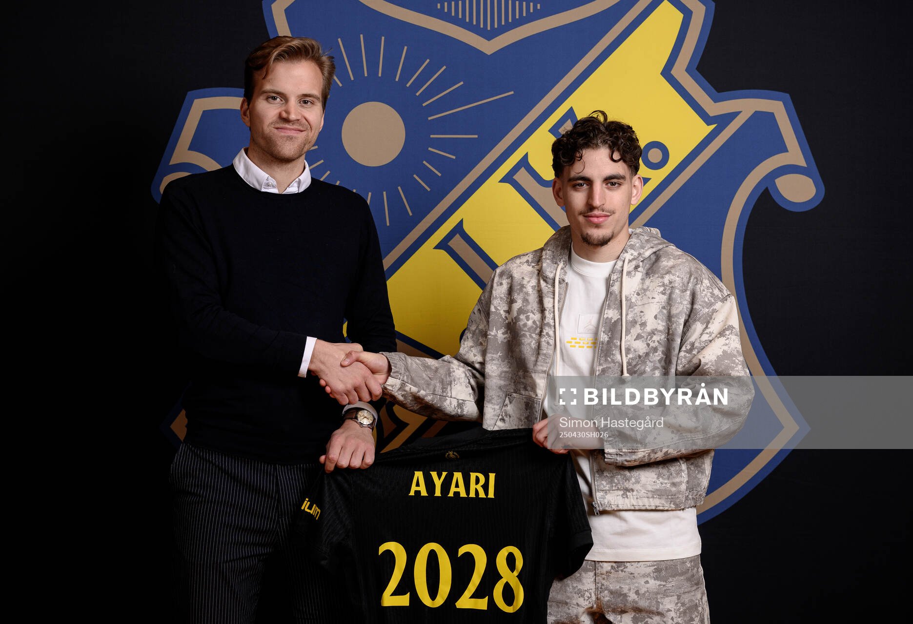 AIK:s Scout- och rekryteringschefen Fredrik Wisur Hansen och Taha Ayari poserar för porträtt under en fotografering den 30 april 2025 i Stockholm.