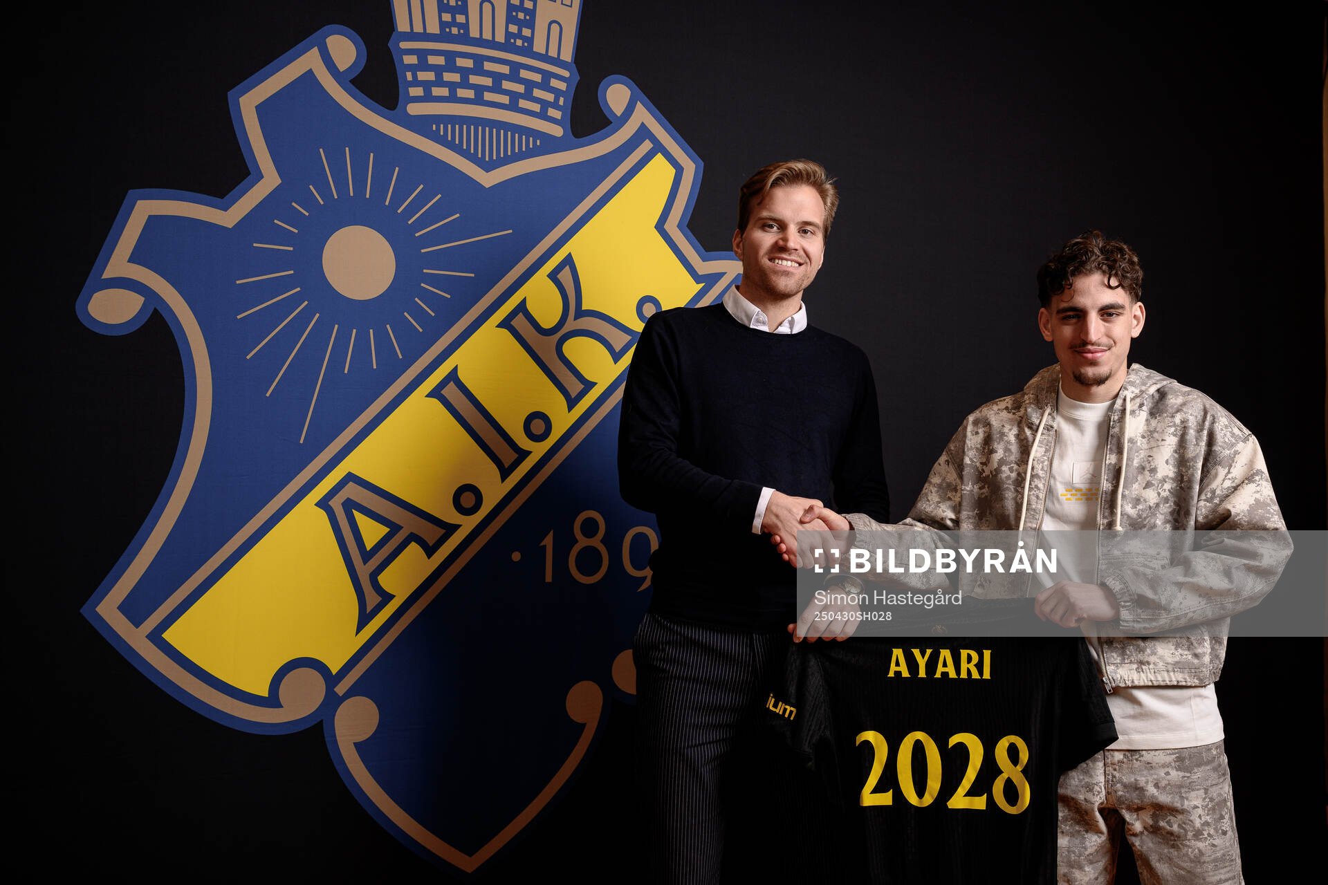 AIK:s Scout- och rekryteringschefen Fredrik Wisur Hansen och Taha Ayari poserar för porträtt under en fotografering den 30 april 2025 i Stockholm.