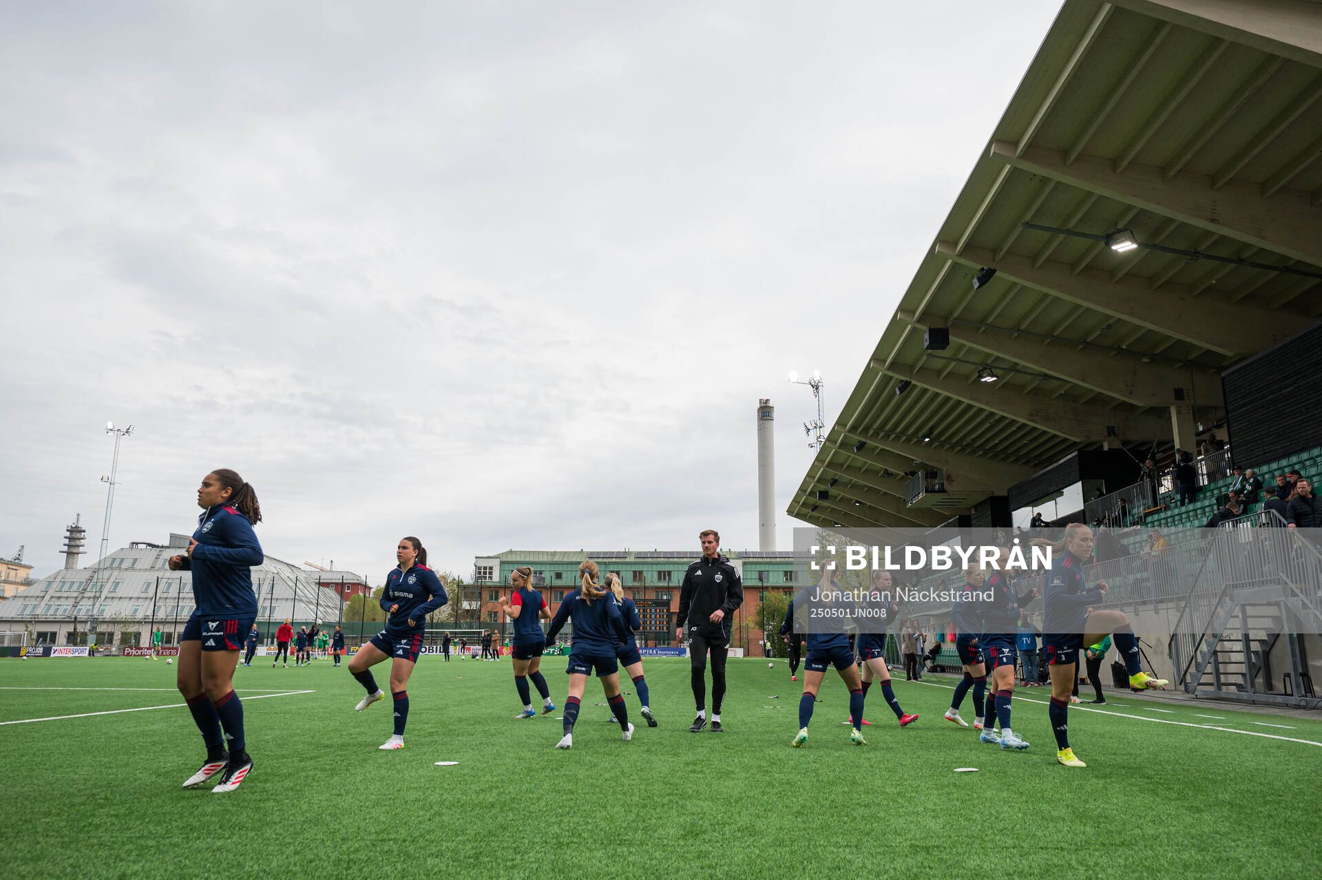 Rosengårds spelare under uppvärmning inför semifinalen i Svenska Cupen mellan Hammarby och Rosengård den 1 maj 2025 i Stockholm. 
