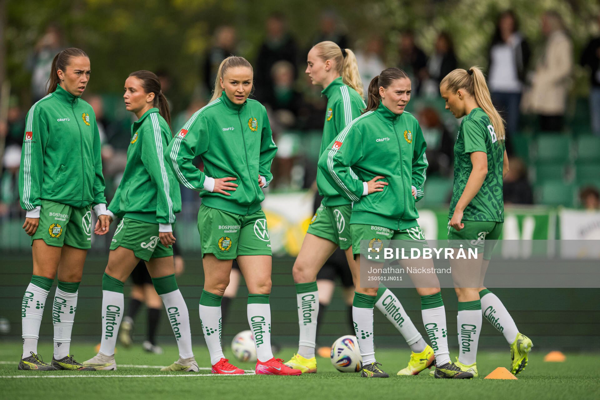 Hammarbys spelare under uppvärmning inför semifinalen i Svenska Cupen mellan Hammarby och Rosengård den 1 maj 2025 i Stockholm.