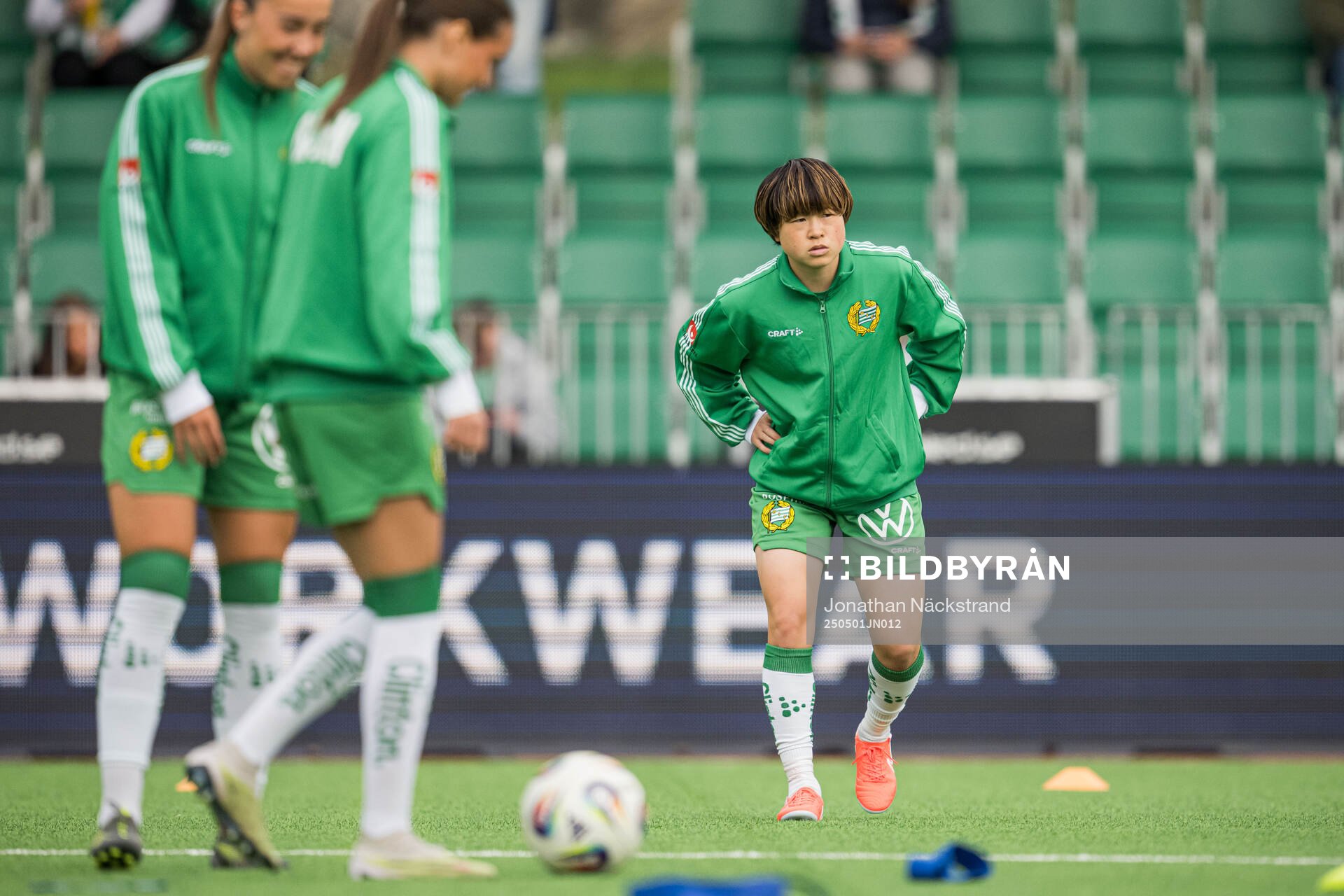 Hammarbys Asato Miyagawa under uppvärmning inför semifinalen i Svenska Cupen mellan Hammarby och Rosengård den 1 maj 2025 i Stockholm. 