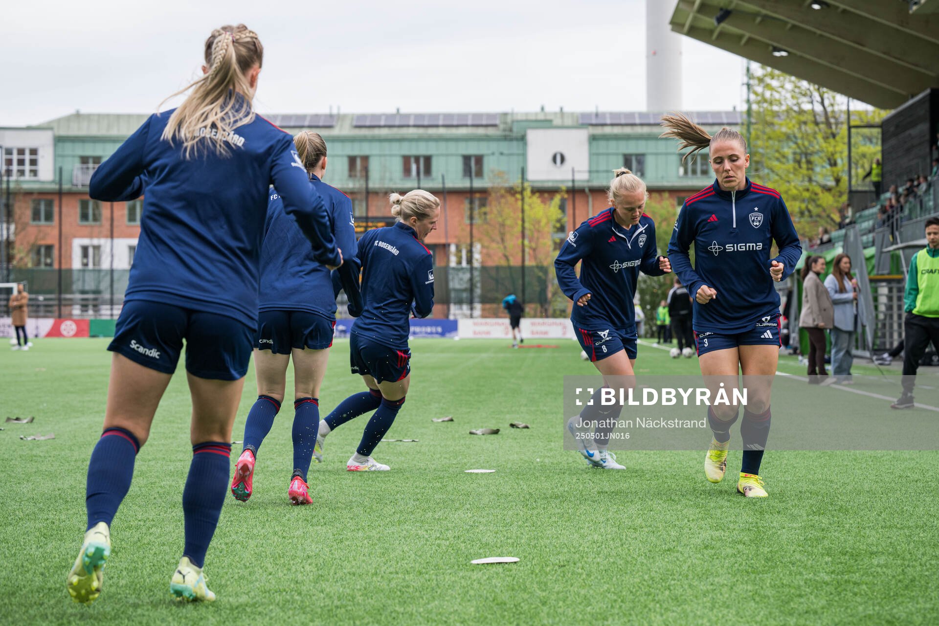 Rosengårds Molly Johansson och Gudrun Arnardottir under uppvärmning inför semifinalen i Svenska Cupen mellan Hammarby och Rosengård den 1 maj 2025 i Stockholm.