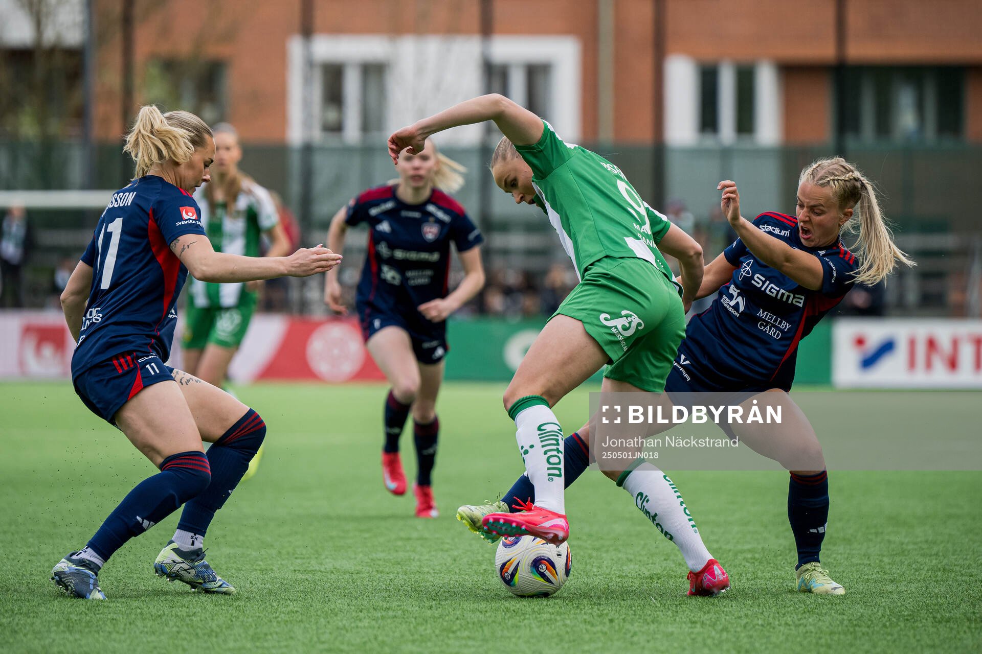 Rosengårds Emma Jansson och Emilie Woldvik i en kamp mot