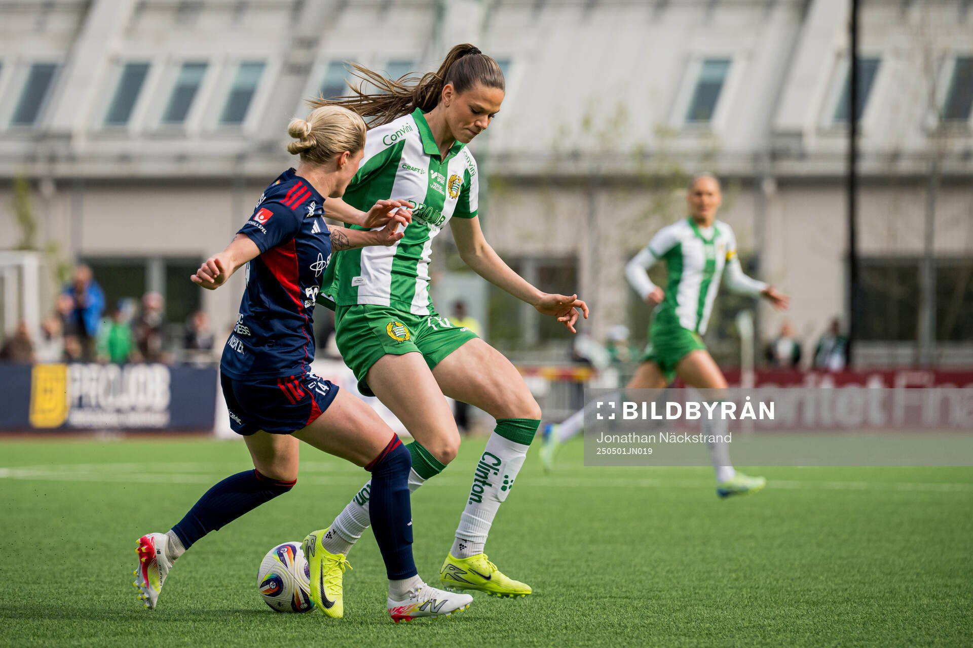 Rosengårds Emilia Larsson och Hammarbys Bella Andersson under semifinalen i Svenska Cupen mellan Hammarby och Rosengård den 1 maj 2025 i Stockholm.