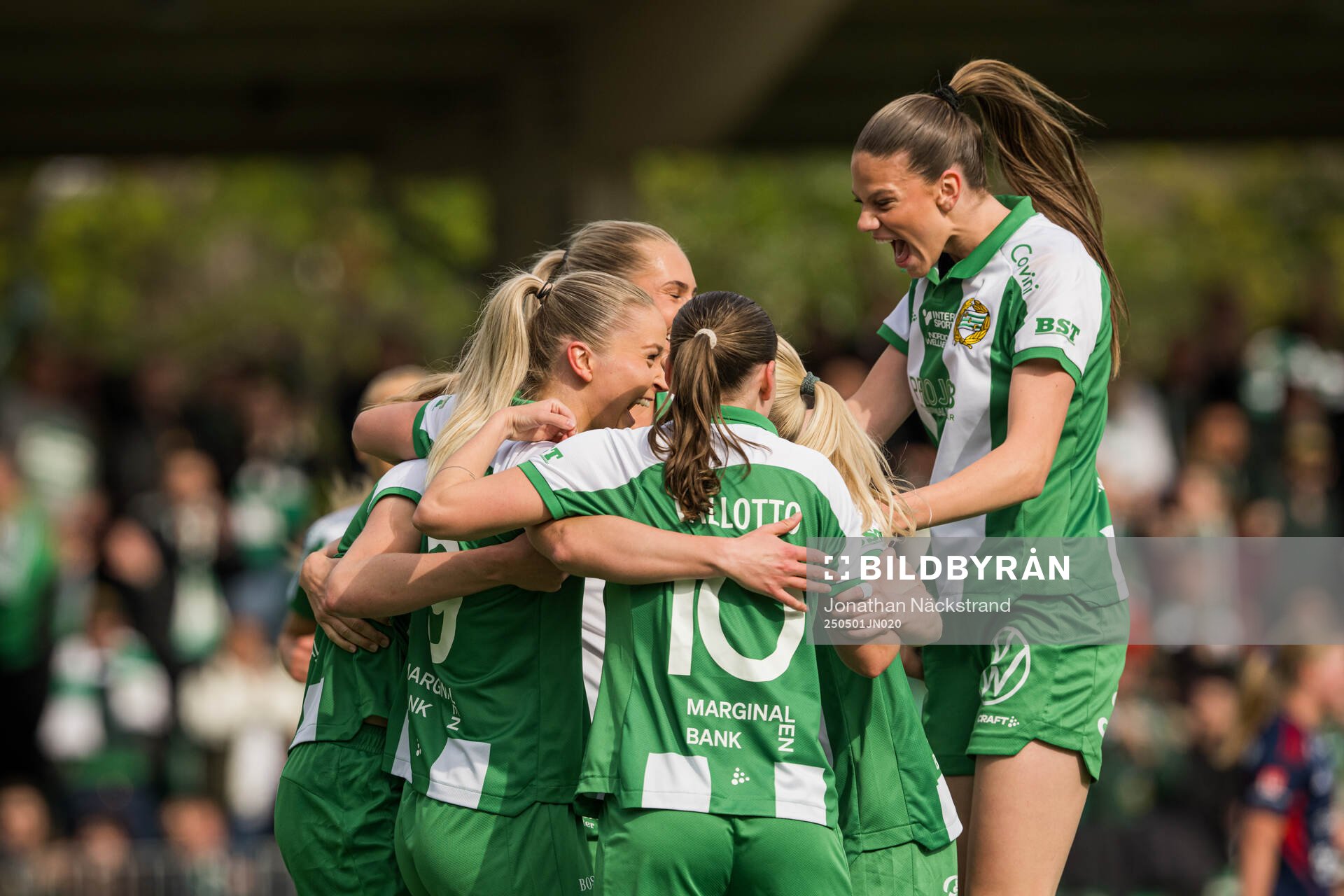 Hammarbys spelare jublar med Julie Blakstad efter 1-0 under semifinalen i Svenska Cupen mellan Hammarby och Rosengård den 1 maj 2025 i Stockholm.