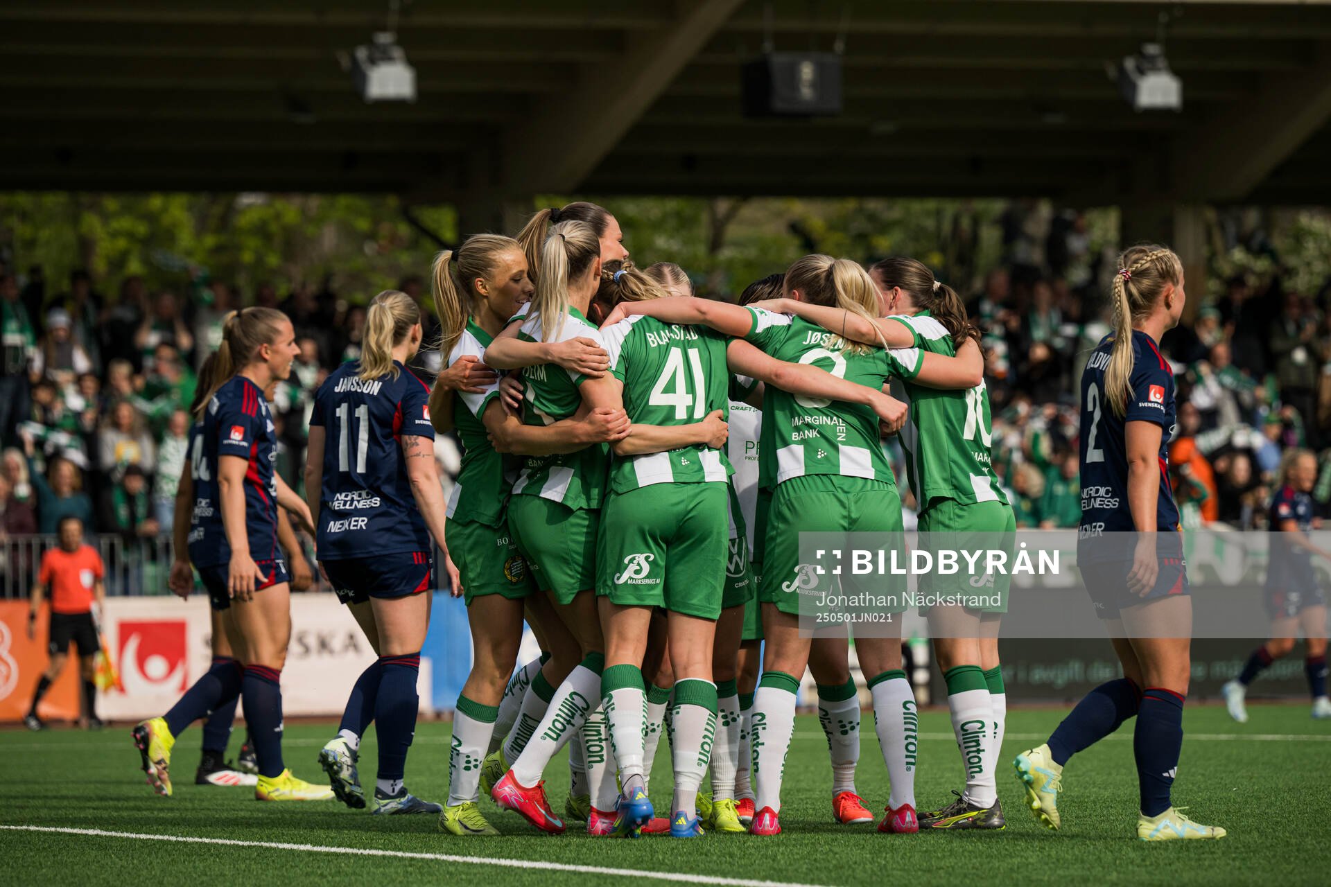 Hammarbys spelare jublar med Julie Blakstad efter 1-0 under semifinalen i Svenska Cupen mellan Hammarby och Rosengård den 1 maj 2025 i Stockholm.