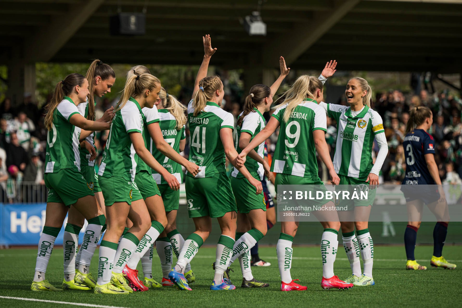 Hammarbys spelare jublar med Julie Blakstad efter 1-0 under semifinalen i Svenska Cupen mellan Hammarby och Rosengård den 1 maj 2025 i Stockholm.