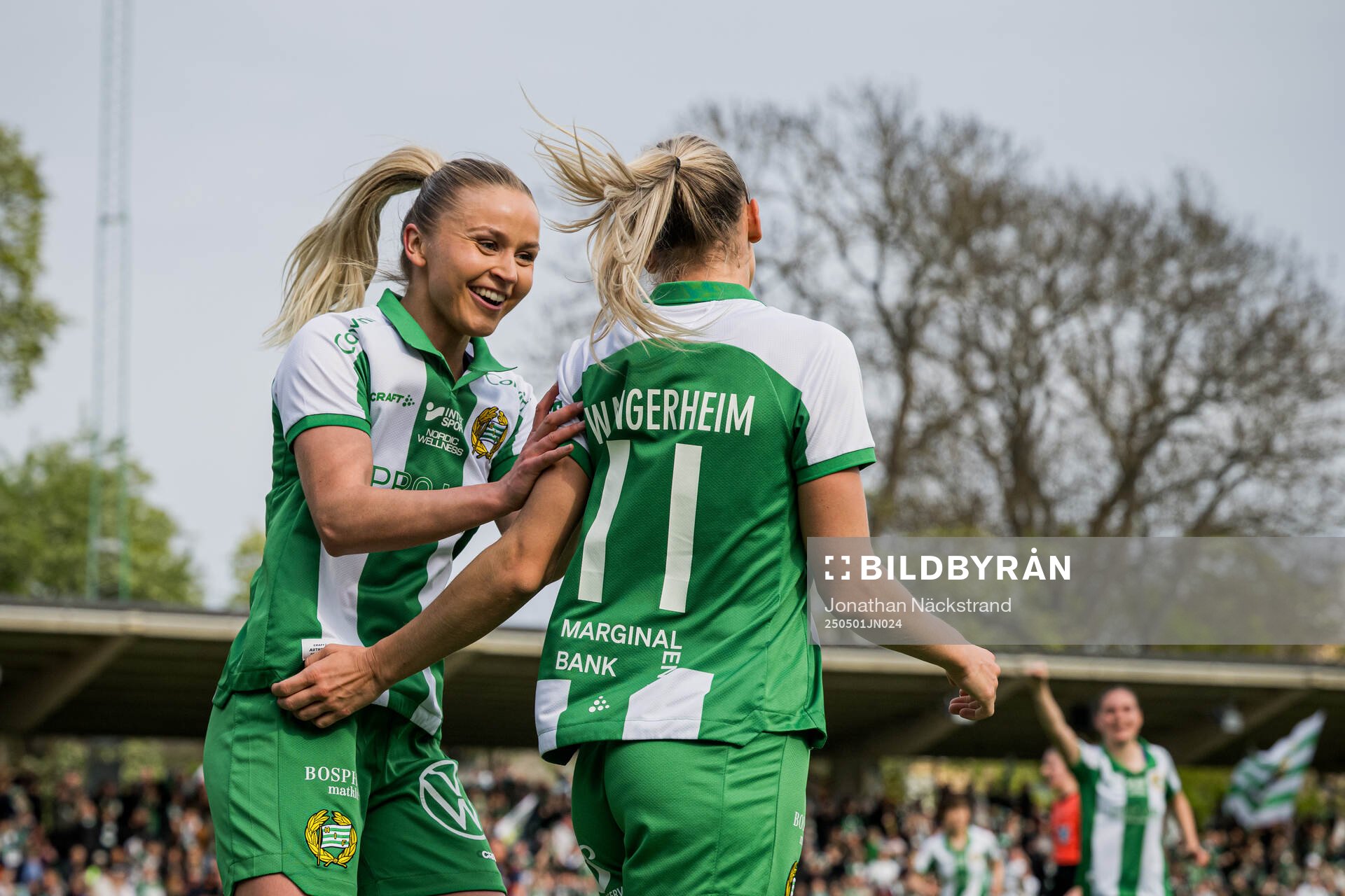 Hammarbys Anna Jøsendal och Ellen Wangerheim jublar efter 2-0 under semifinalen i Svenska Cupen mellan Hammarby och Rosengård den 1 maj 2025 i Stockholm.