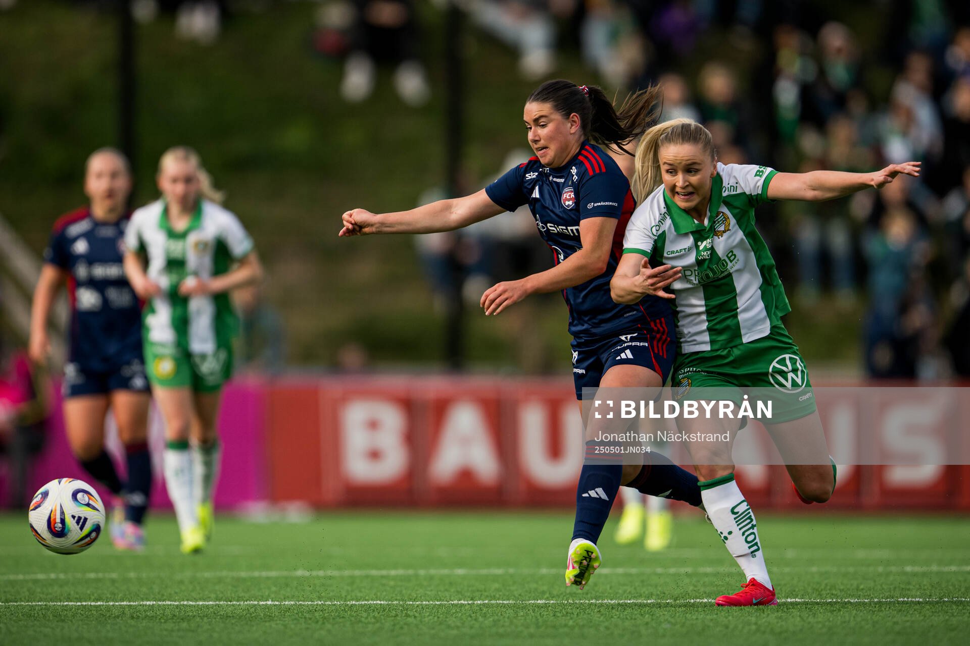 Rosengårds Emilia Pelgander och Hammarbys Anna Jøsendal under semifinalen i Svenska Cupen mellan Hammarby och Rosengård den 1 maj 2025 i Stockholm.