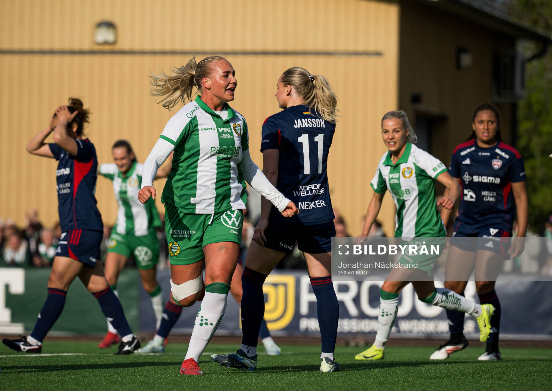Hammarbys Cathinka Tandberg jublar efter 4-0 under semifinalen i Svenska Cupen mellan Hammarby och Rosengård den 1 maj 2025 i Stockholm.