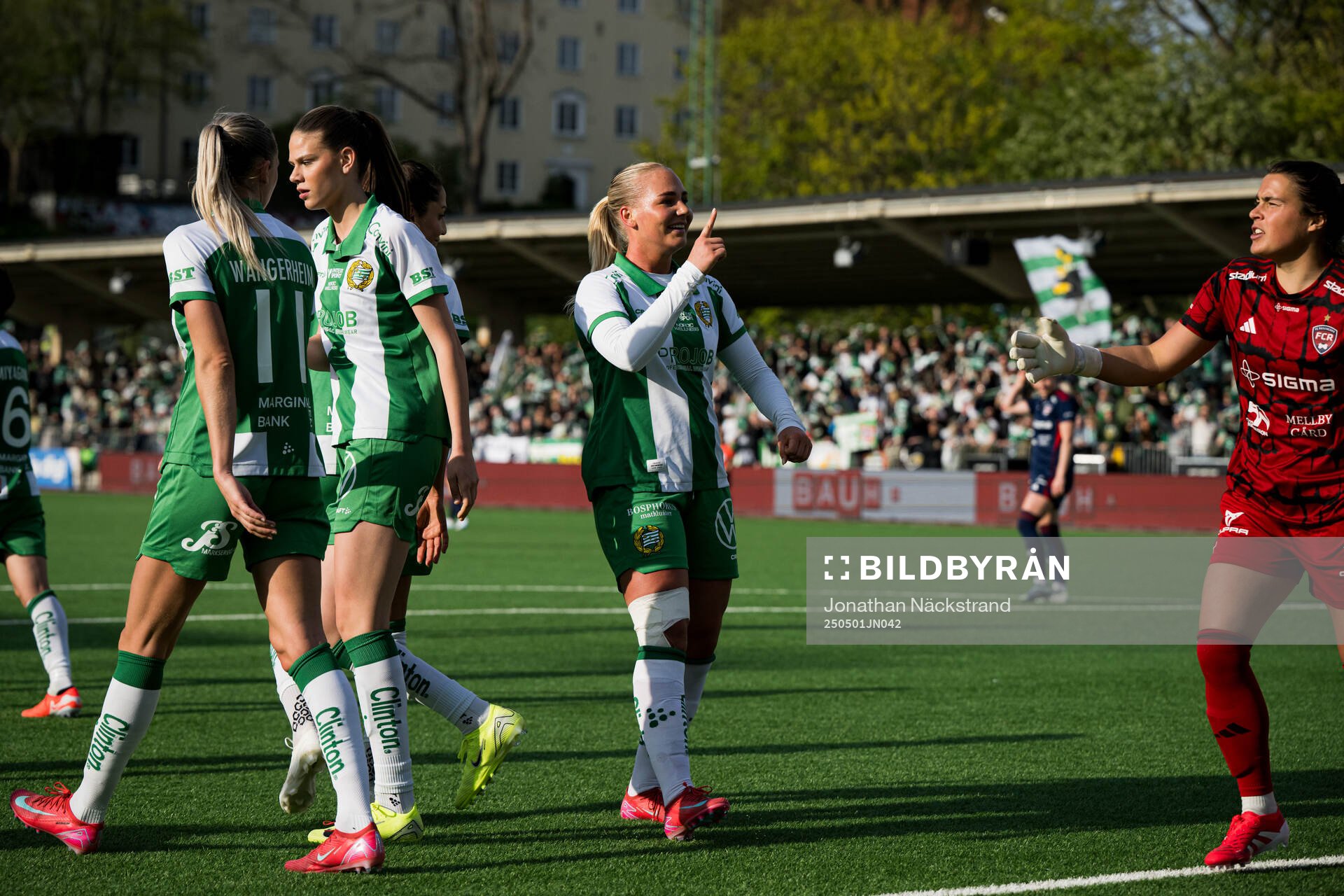 Hammarbys Cathinka Tandberg  jublar efter 4-0 under semifinalen i Svenska Cupen mellan Hammarby och Rosengård den 1 maj 2025 i Stockholm. 