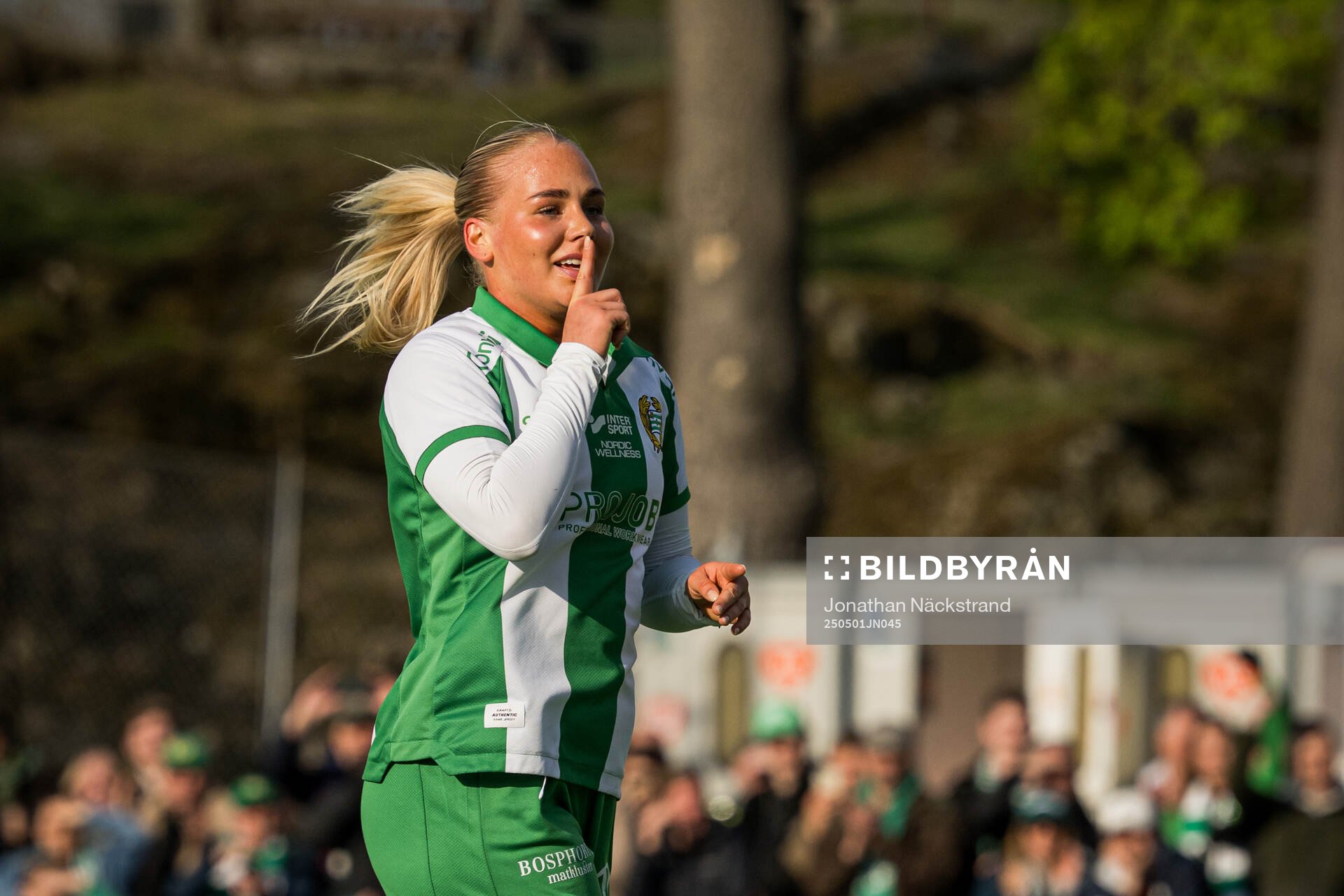 Hammarbys Cathinka Tandberg jublar efter 5-0 under semifinalen i Svenska Cupen mellan Hammarby och Rosengård den 1 maj 2025 i Stockholm.