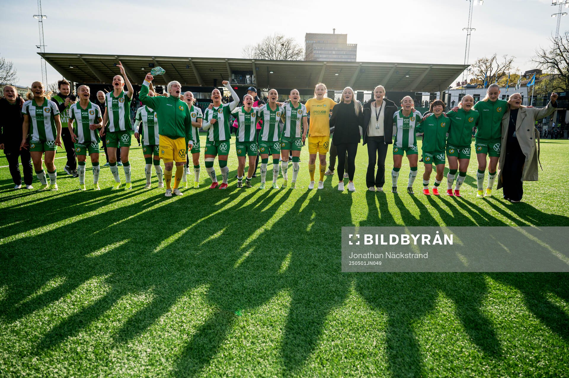 Hammarbys spelare jublar efter semifinalen i Svenska Cupen mellan Hammarby och Rosengård den 1 maj 2025 i Stockholm. 