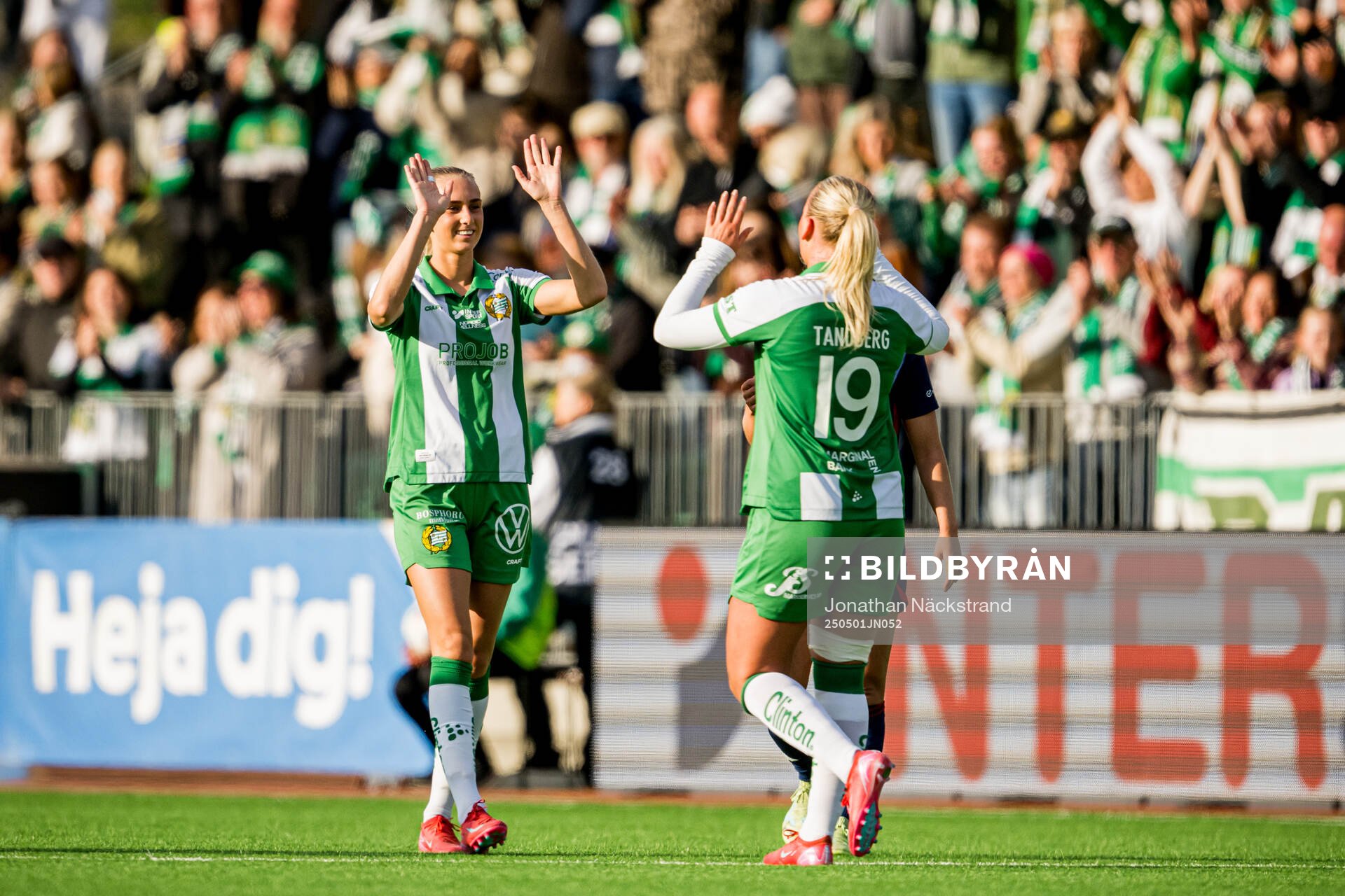 Hammarbys Ellen Wangerheim och Cathinka Tandberg jublar efter semifinalen i Svenska Cupen mellan Hammarby och Rosengård den 1 maj 2025 i Stockholm.