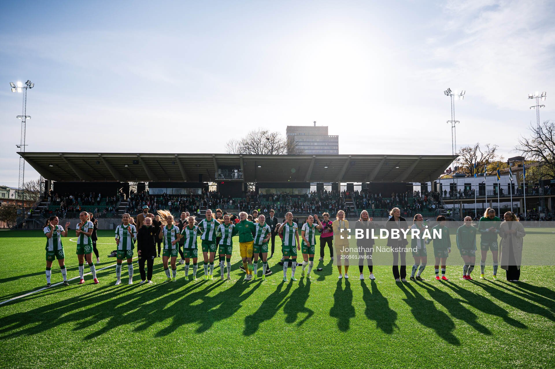 Hammarbys spelare jublar efter semifinalen i Svenska Cupen mellan Hammarby och Rosengård den 1 maj 2025 i Stockholm.
